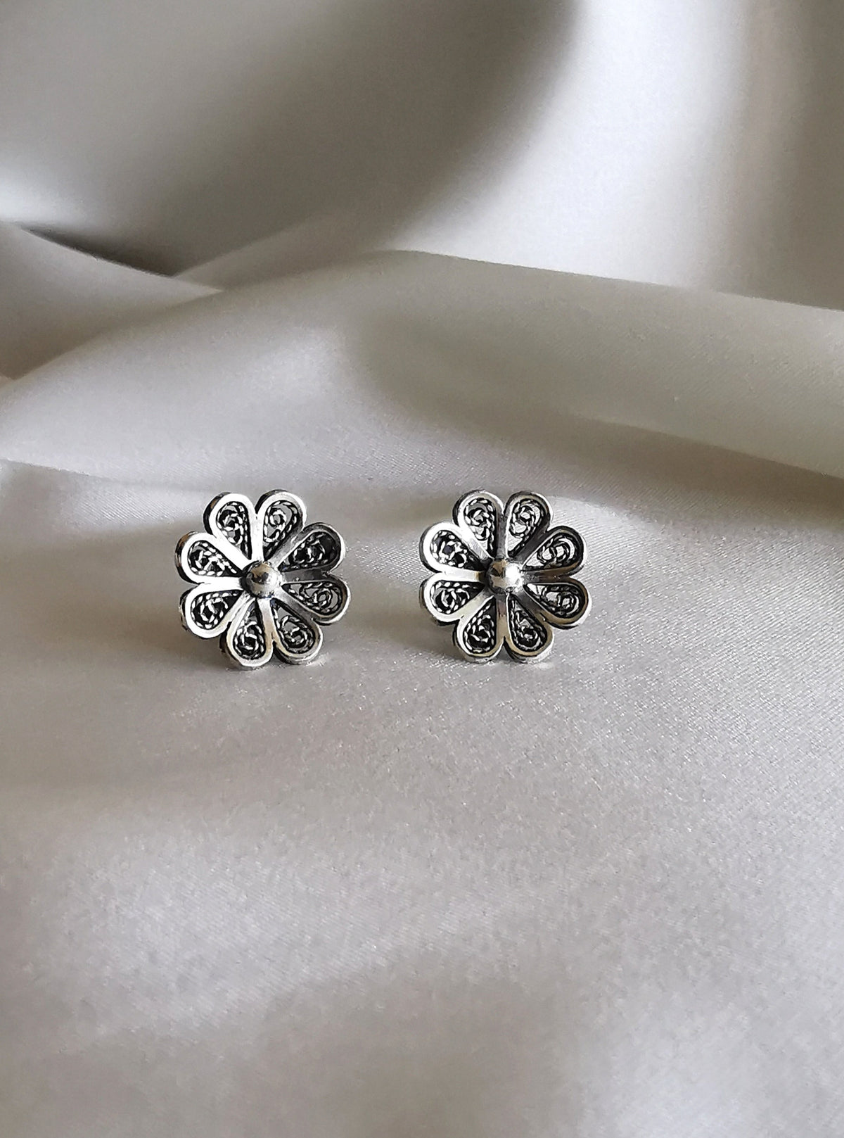 Aretes de flor plata envejecida (02250-028)