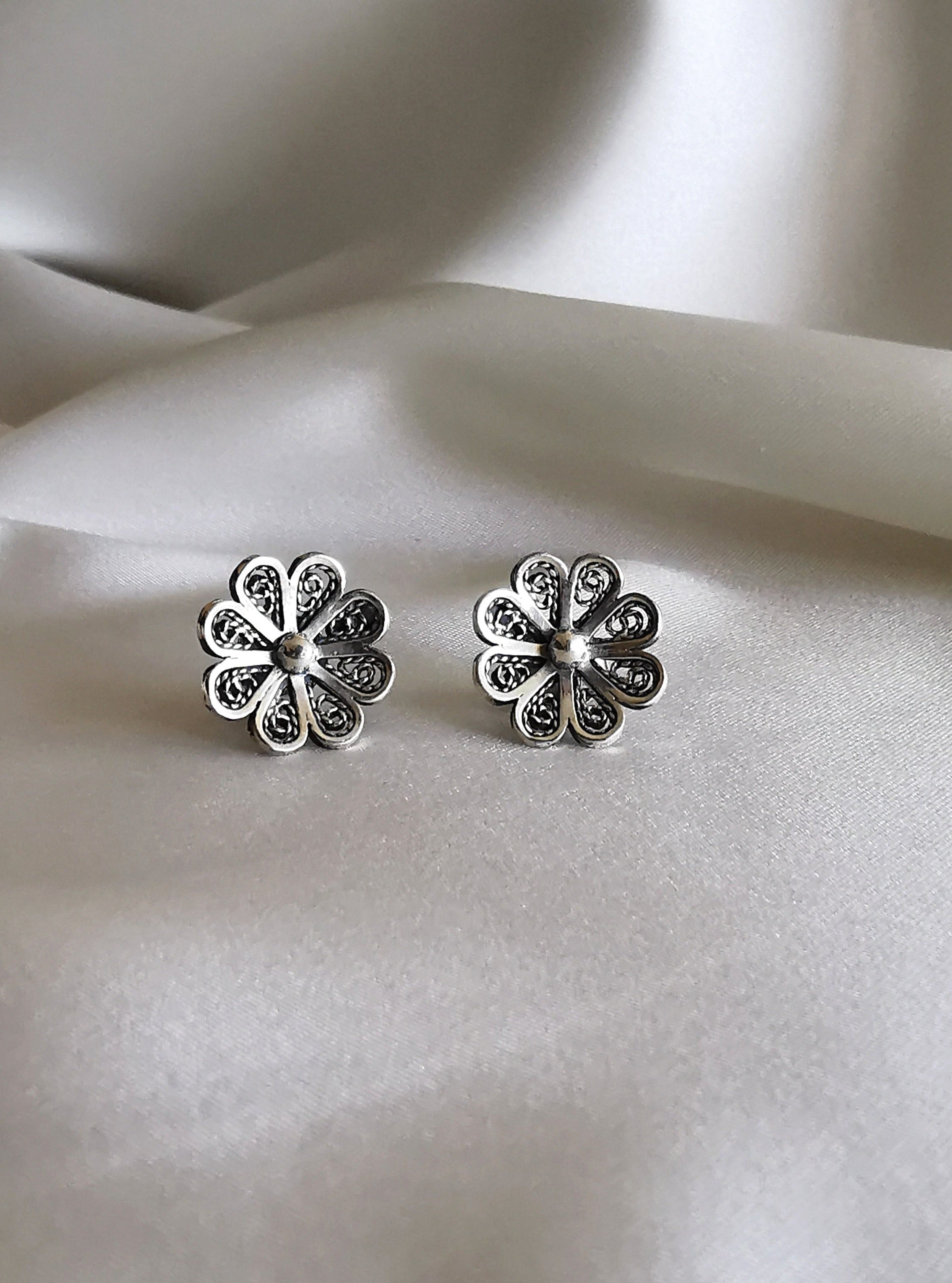 Aretes de flor plata envejecida (022250-028)