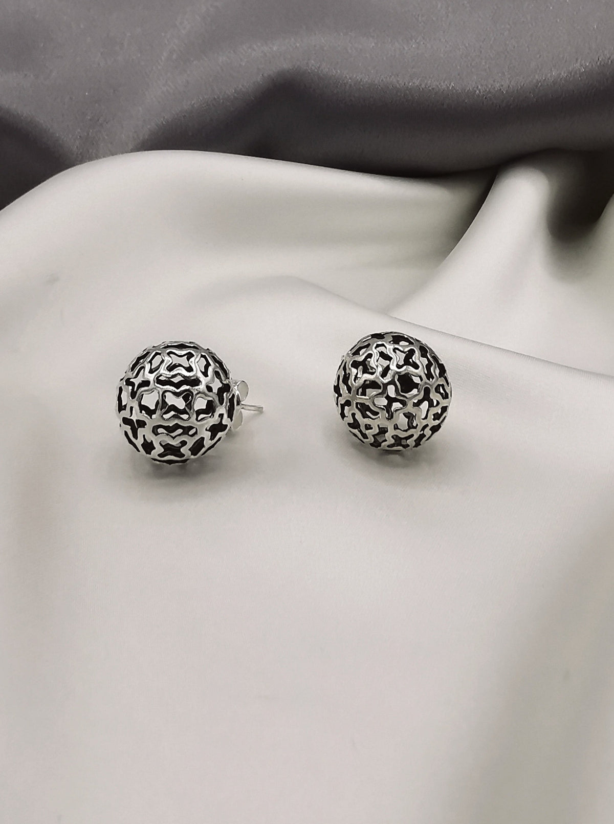 Arete de bola plata envejecida (02350-230)
