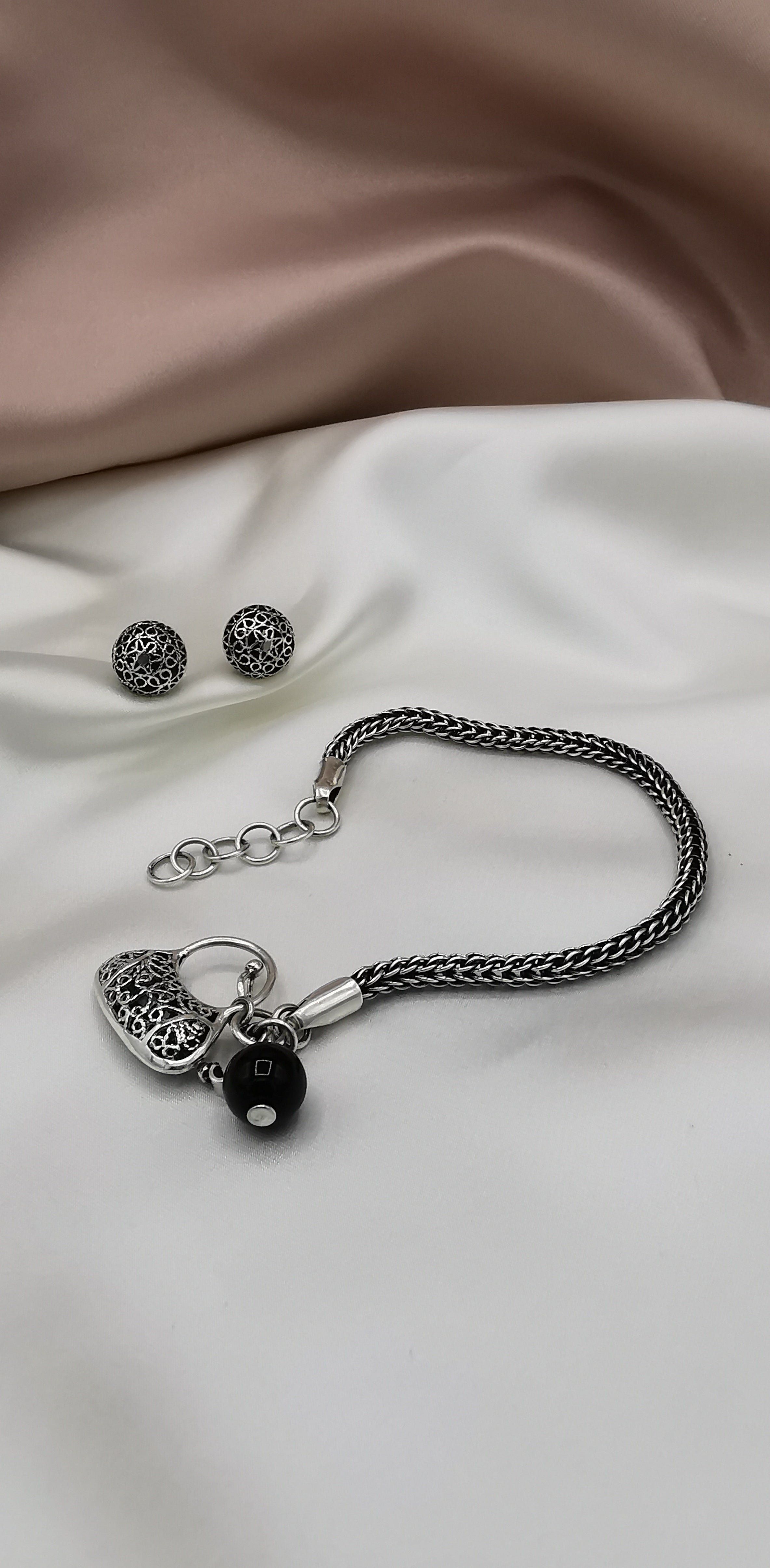 (171400-011)Pulsera de plata envejecida con dije de Bolso y piedra onyx