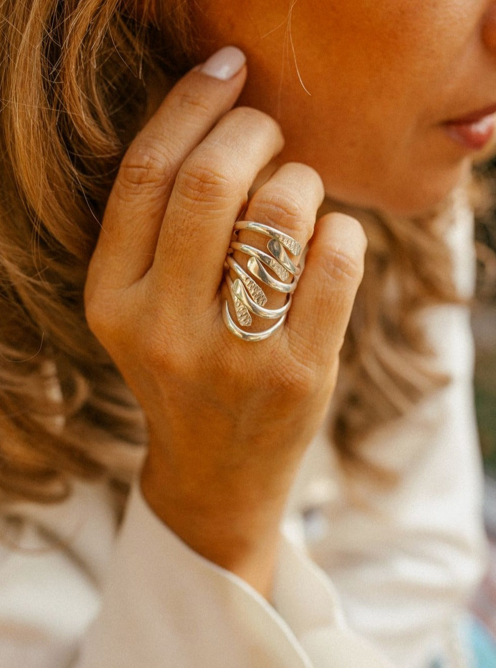 Anillo de plata con diseños labrados (01400-807)