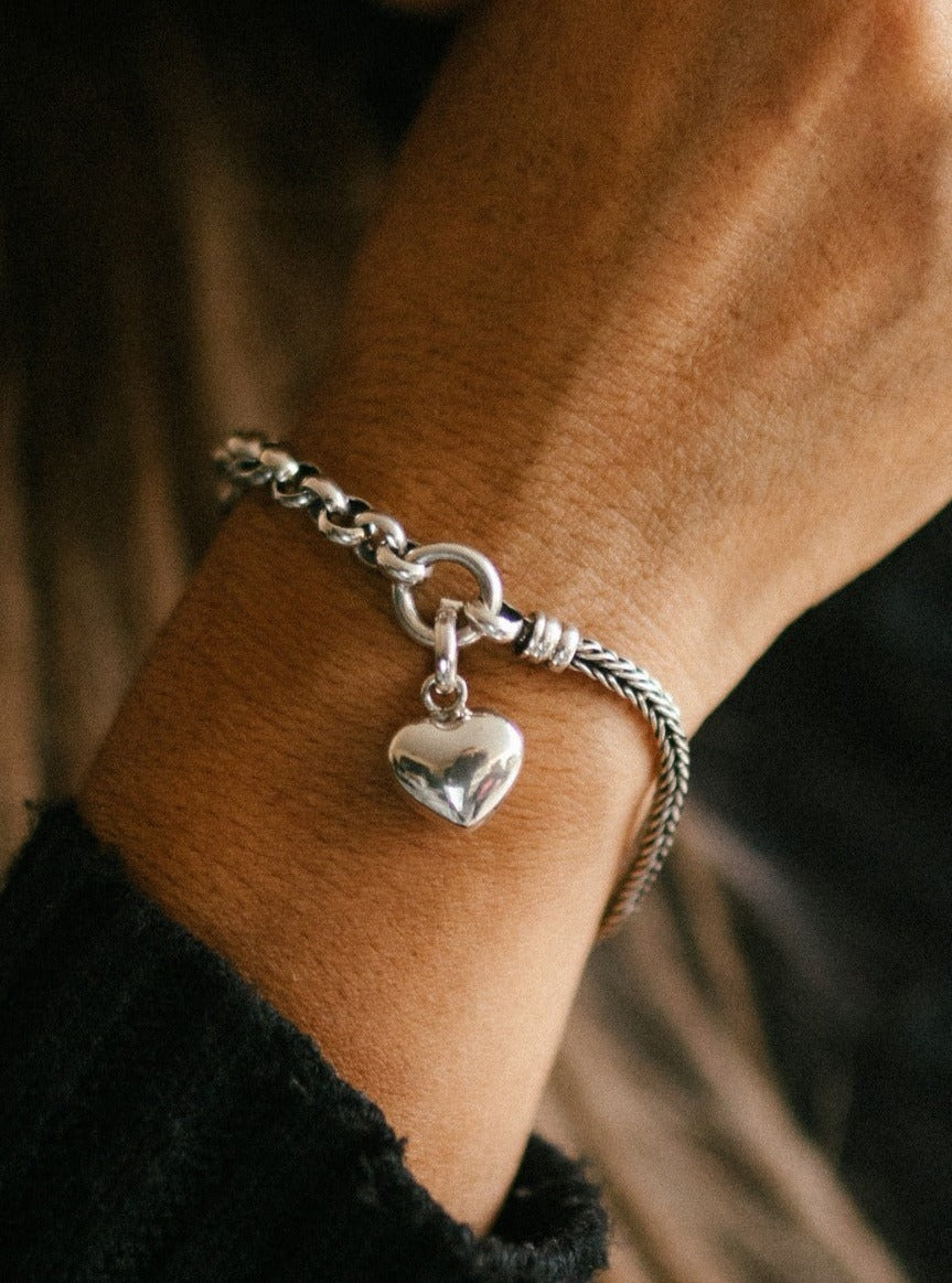 (05609-001) Pulsera plata envejecida con dije corazon