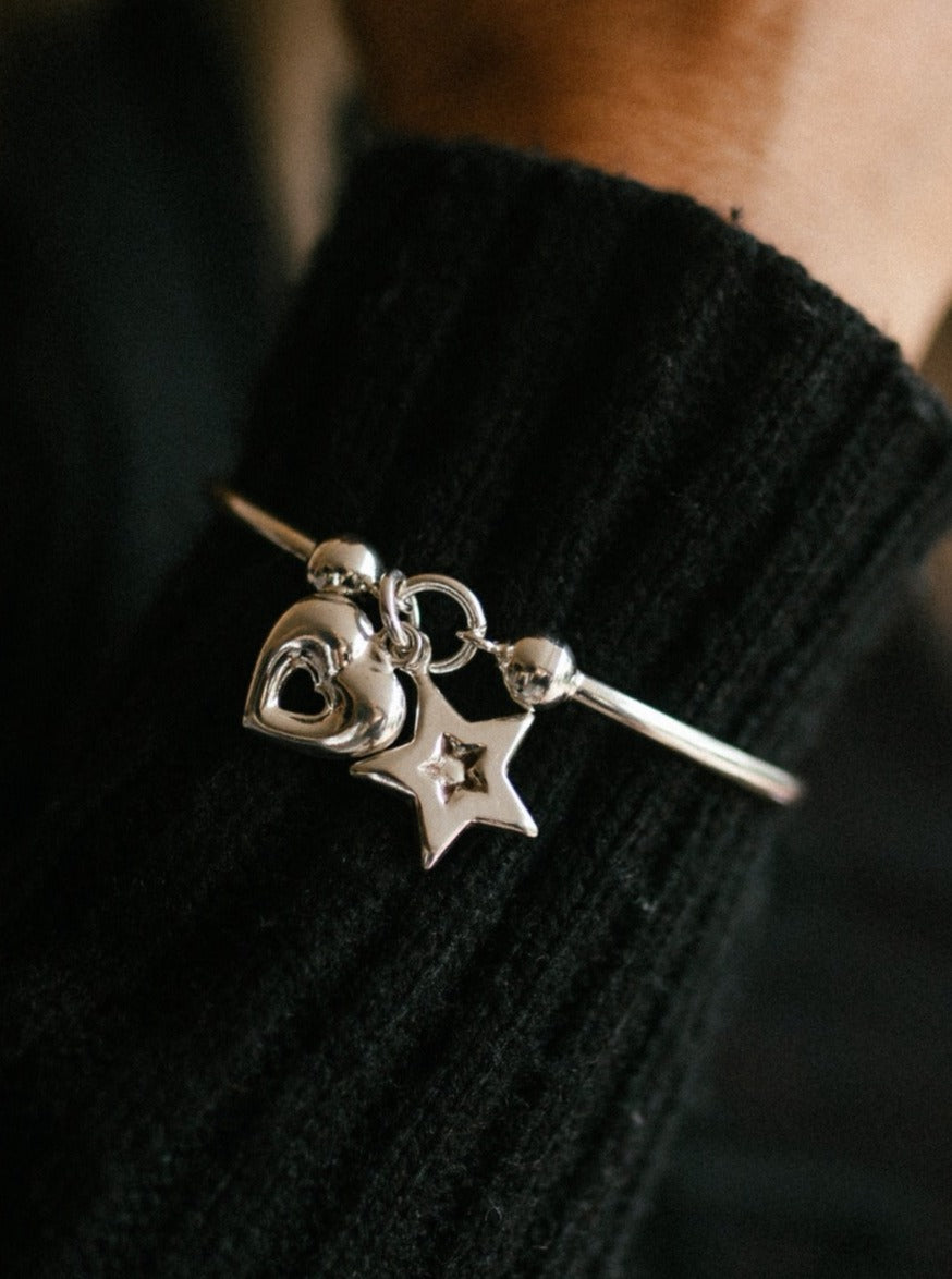 (05379-001) Pulsera aro con dije estrella y corazón