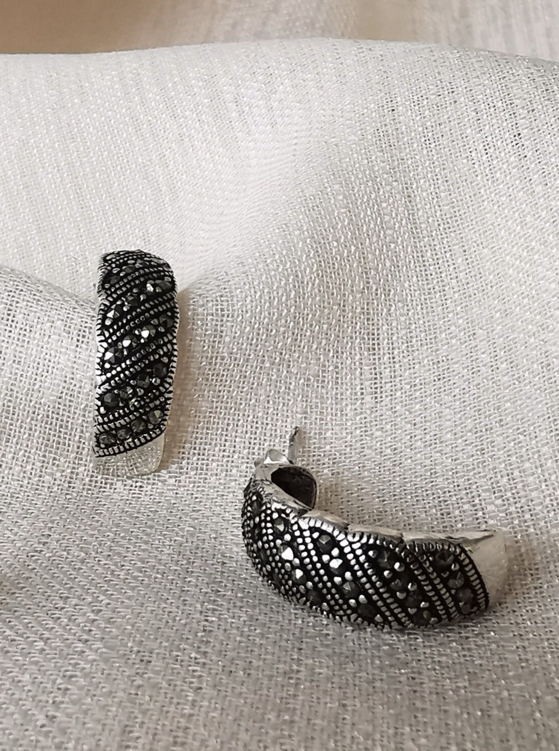 argollas de plata envejecida y zirconias  (10375-008)