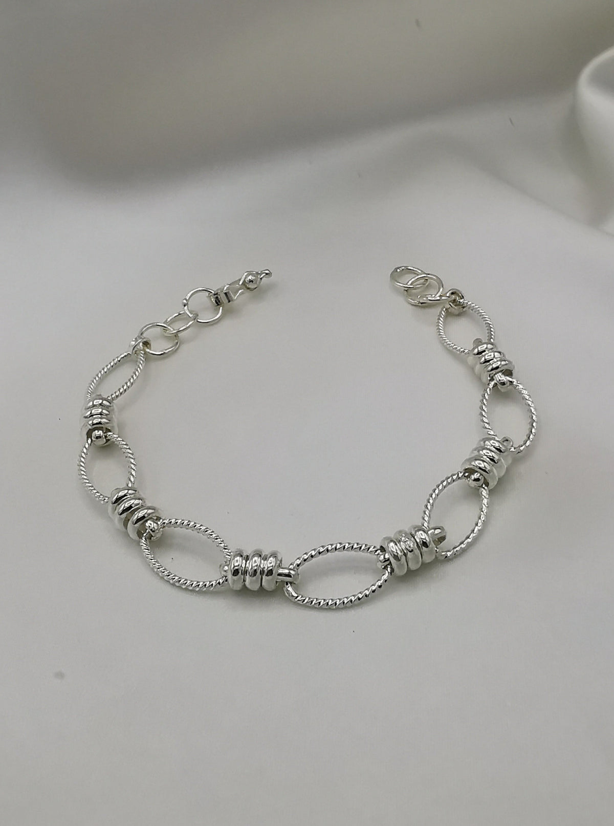 (06400-050)Pulsera de plata diseño de aros largos