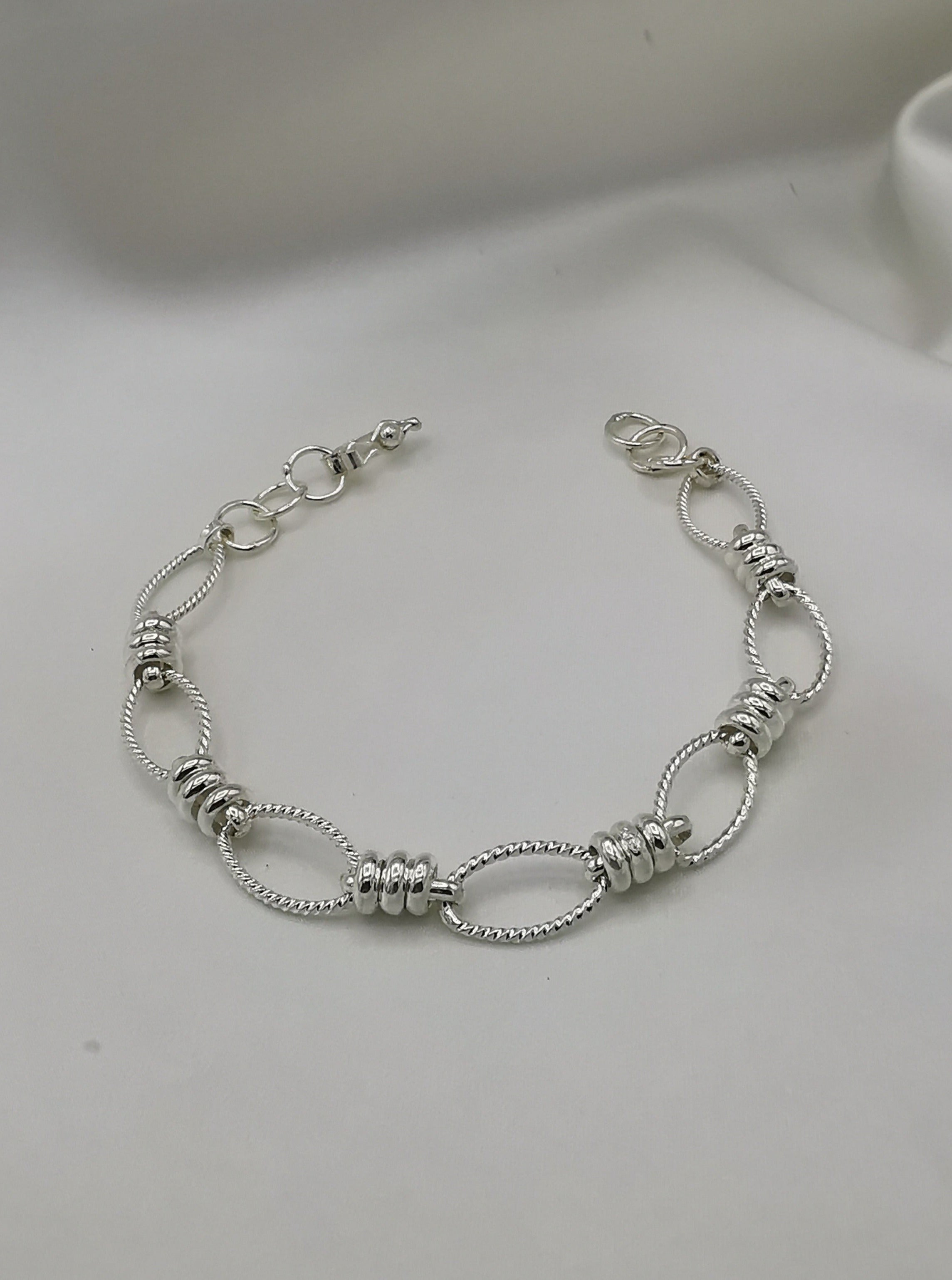 (06400-050)Pulsera de plata diseño de aros largos