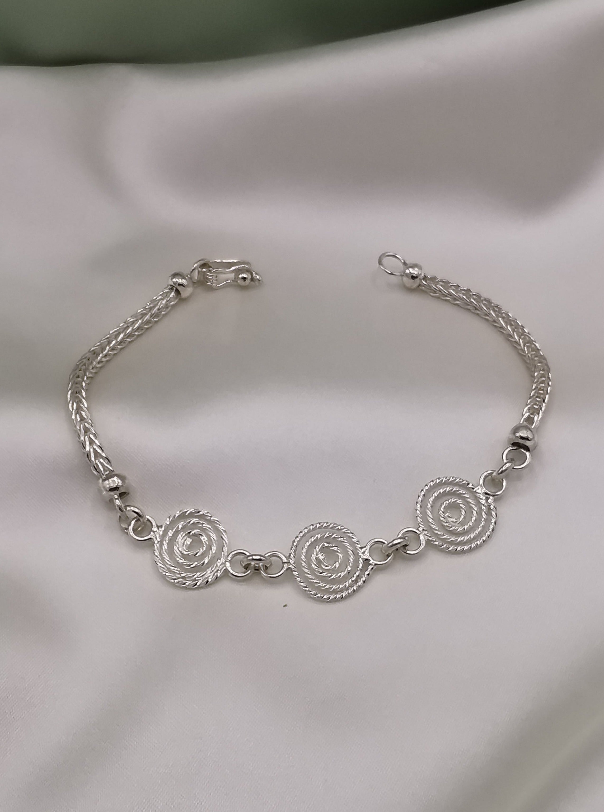 (06375-063) Pulsera de plata lazo espiga con círculos en espiral