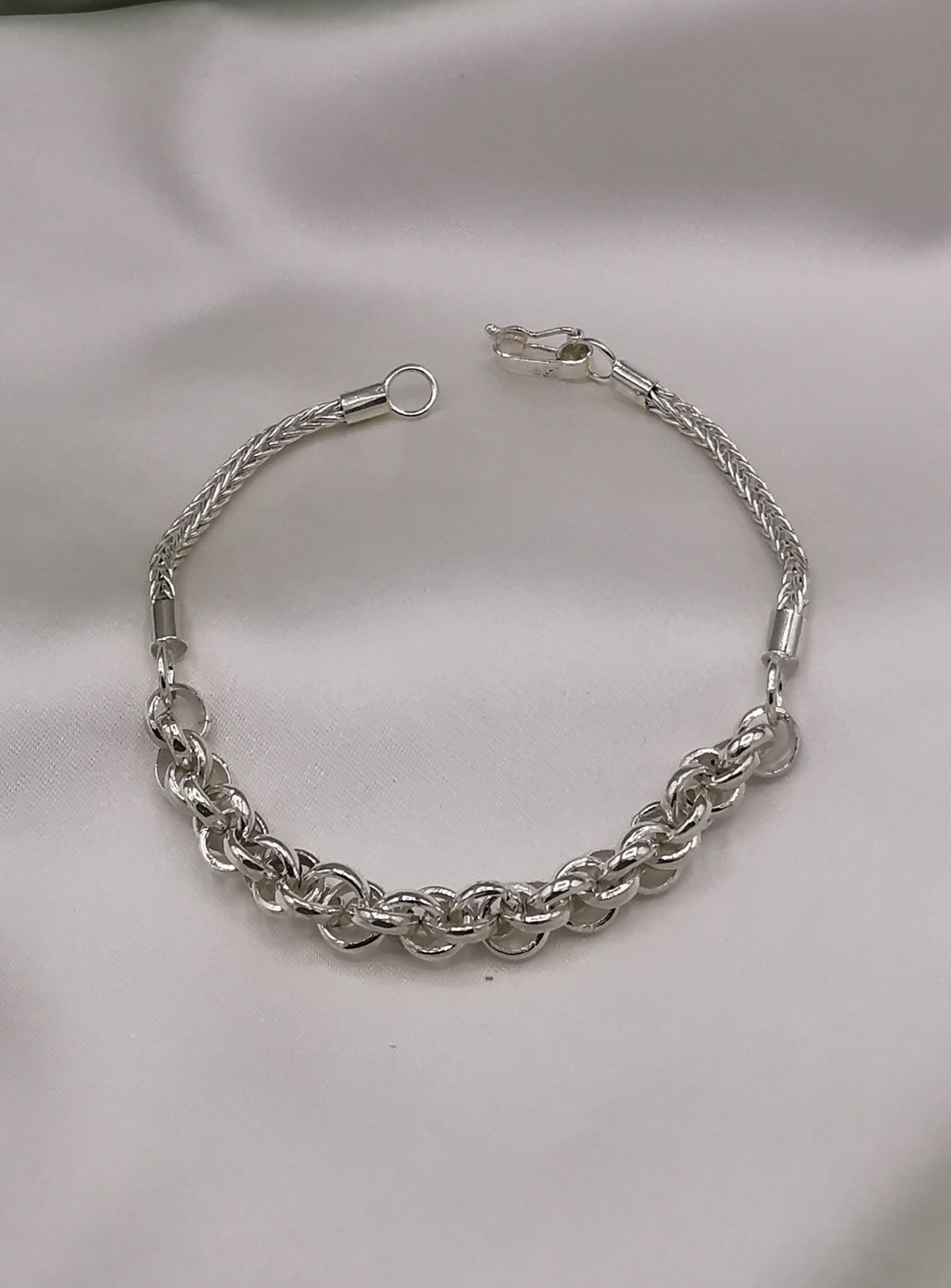 (06375-088)  Pulsera  lazo espiga  con aritos entrelazados