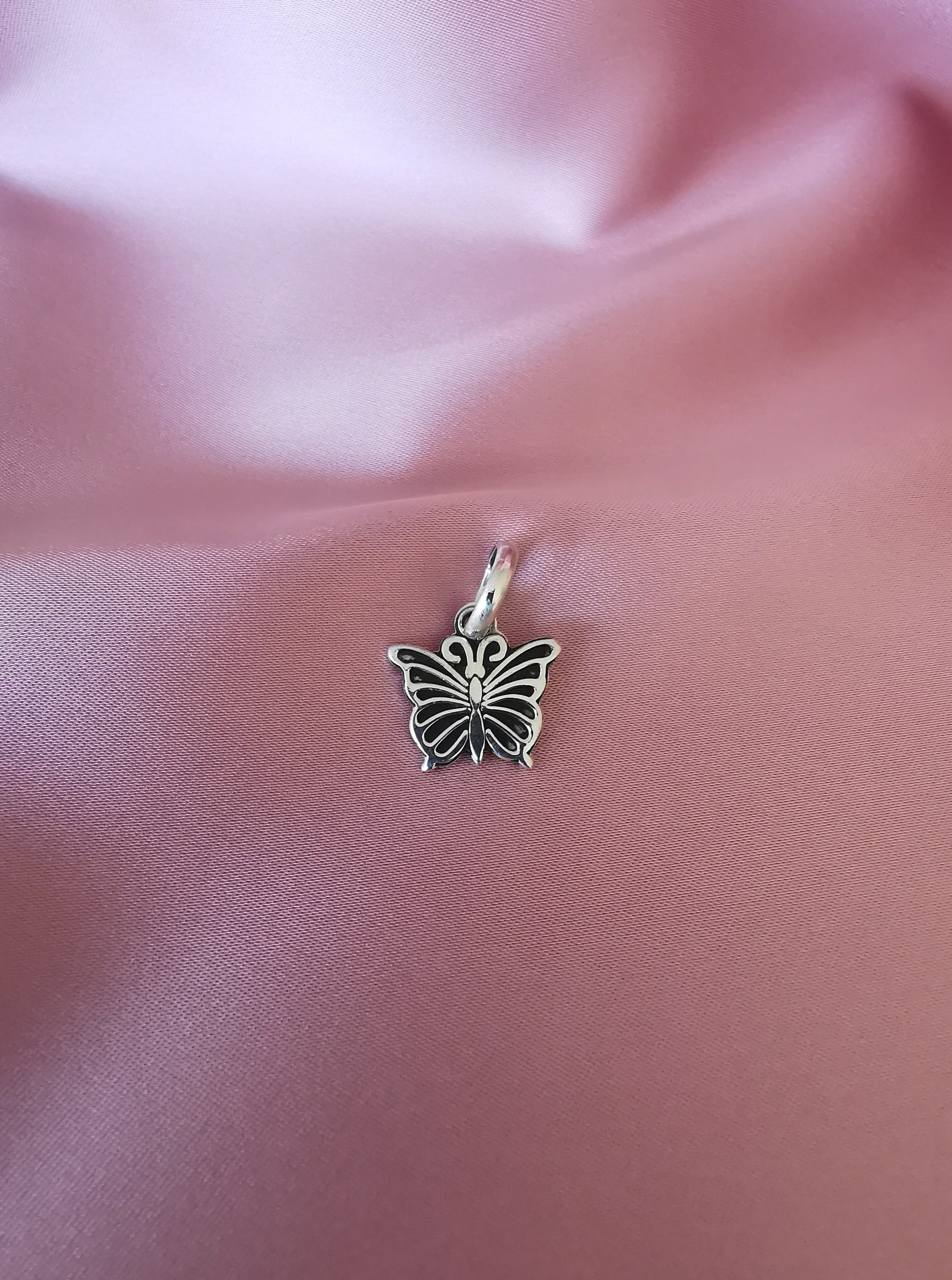 (04125-086) Dije mariposa con diseño envejecido