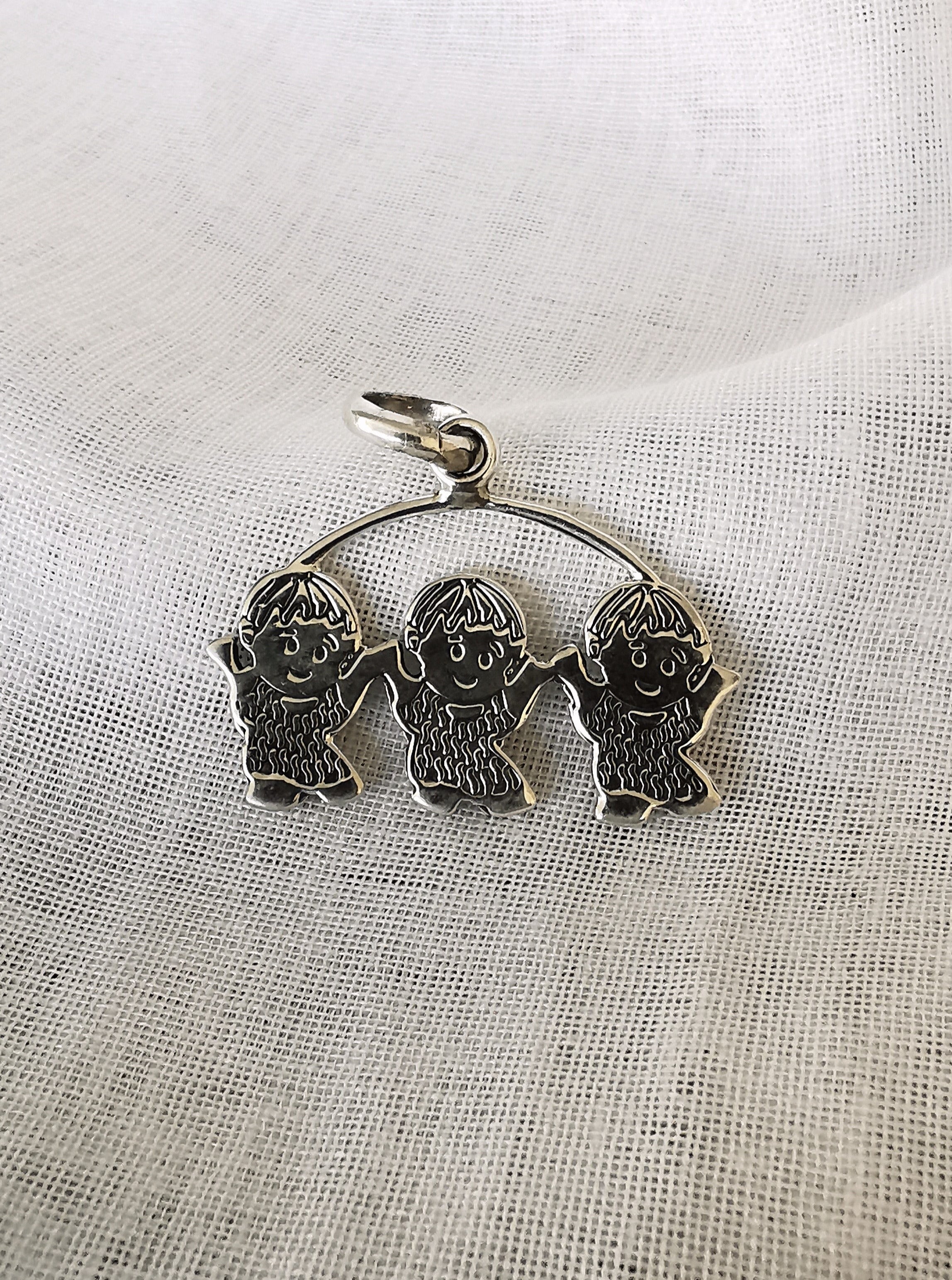 (04175-066) Dije de 3 niños