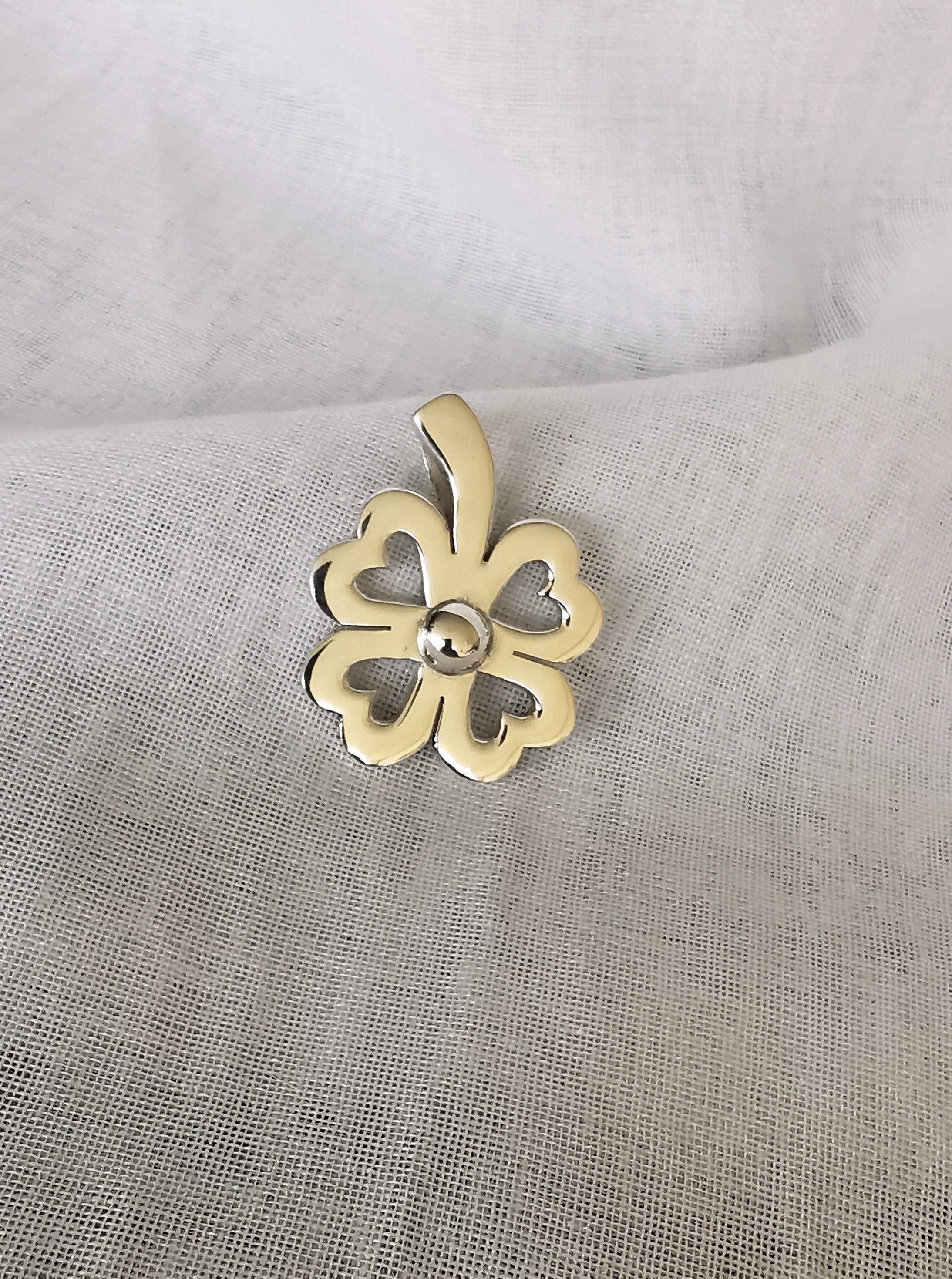 (04275-022) Dije de Trebol diseño de corazones