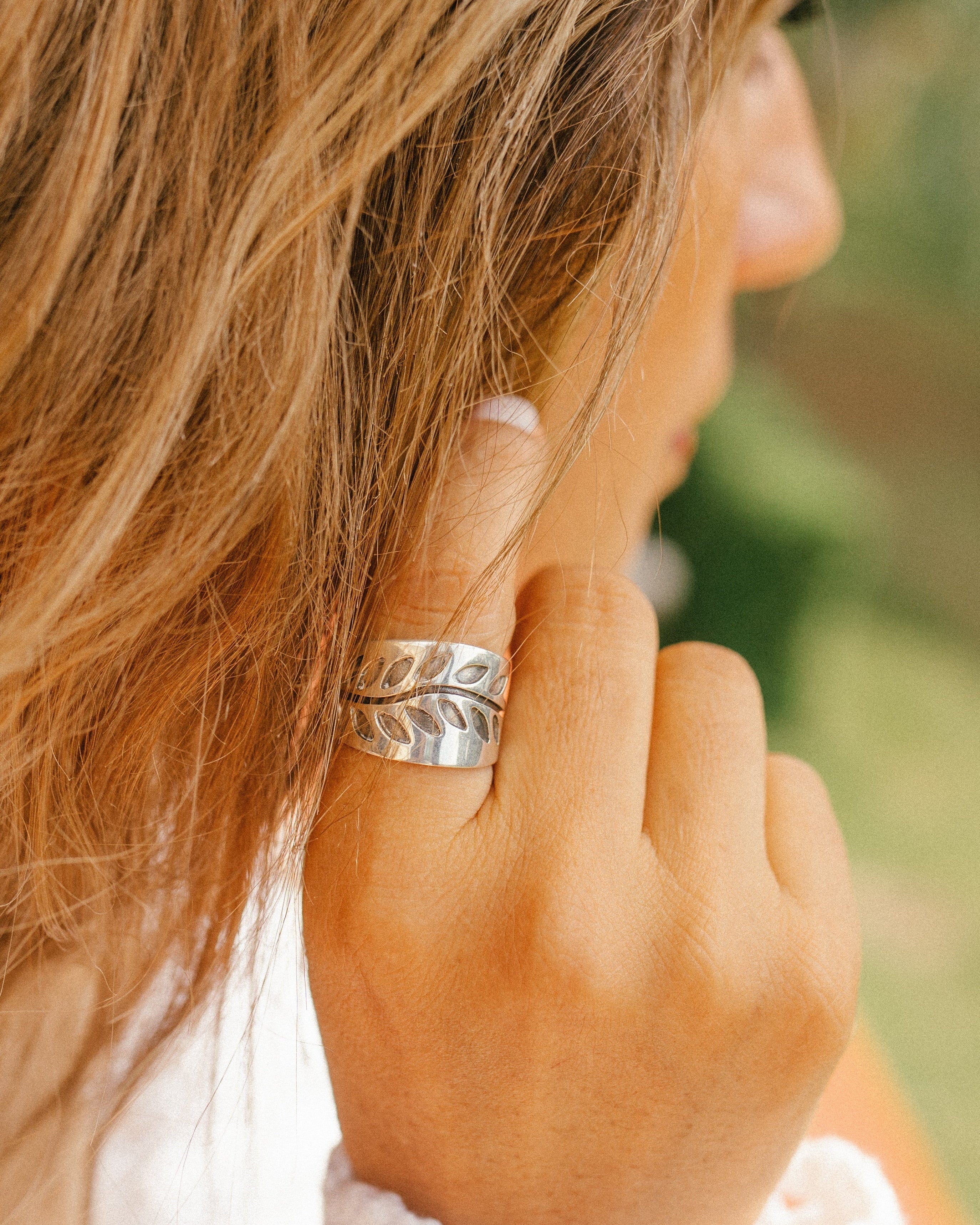 Anillo labrado de hojas (01400)