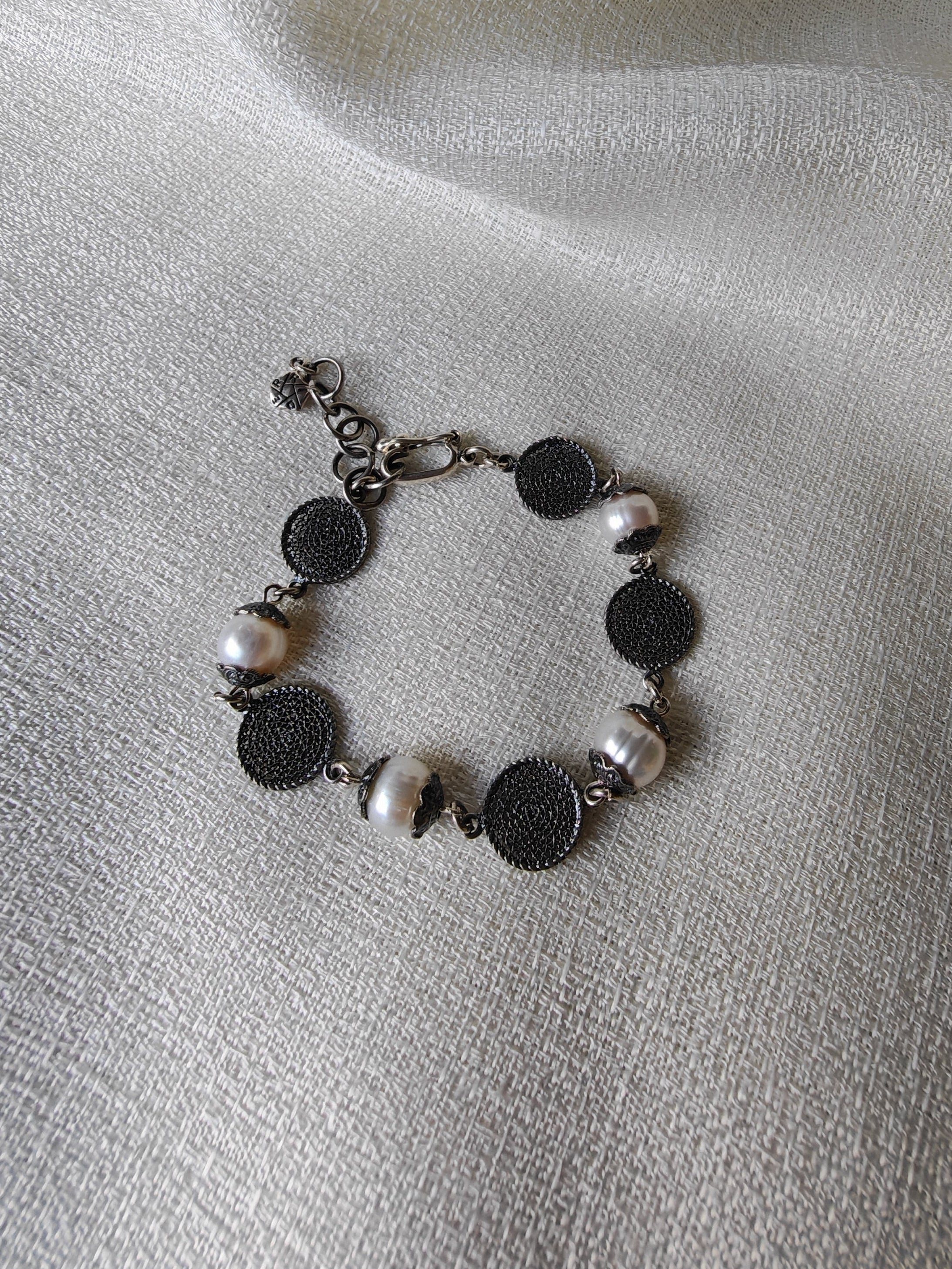 (171100-158) Pulsera plata envejecida con perlas