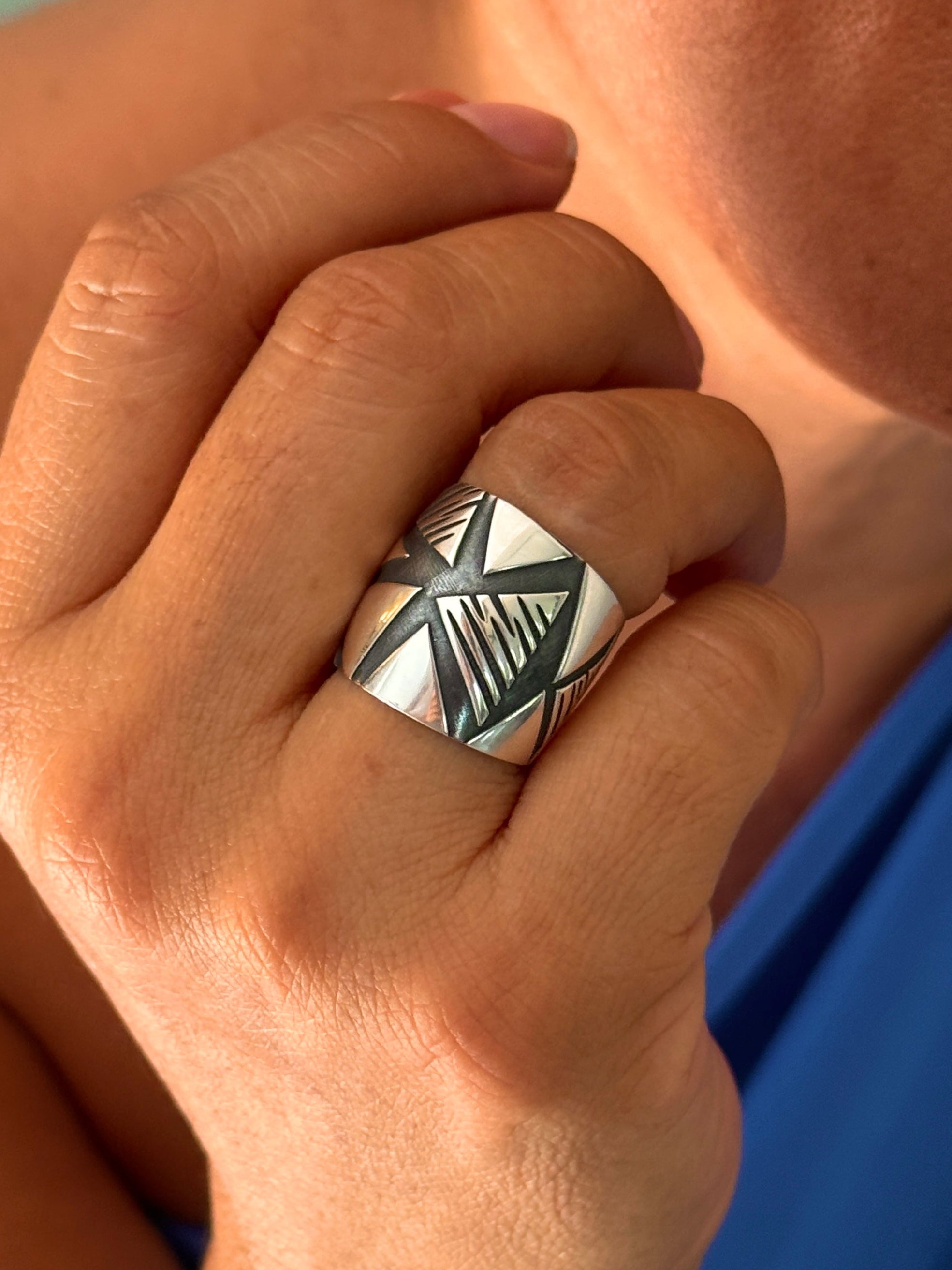 Anillo labrado plata envejecida (01650-018)