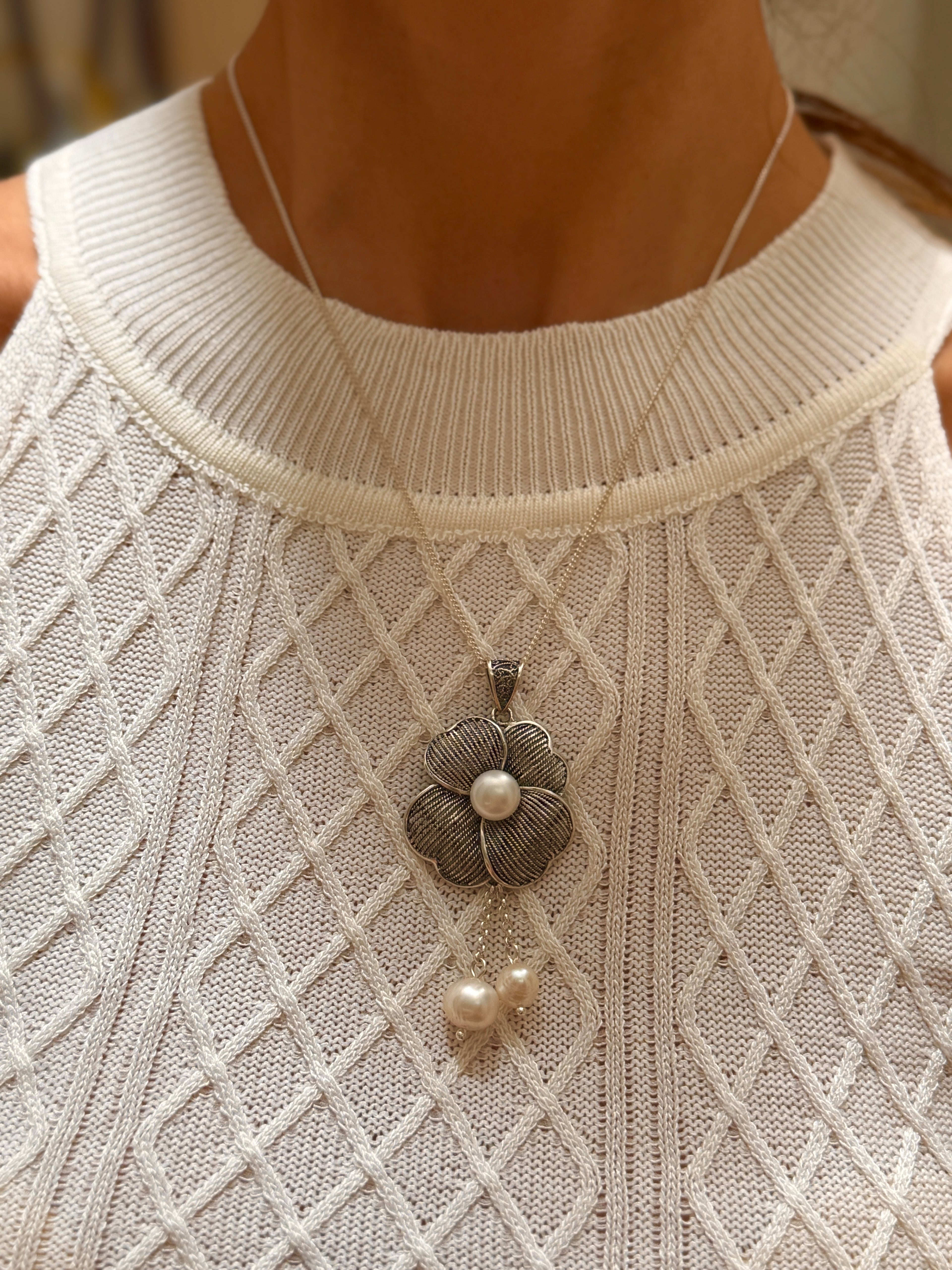Dije de Flor con Perla