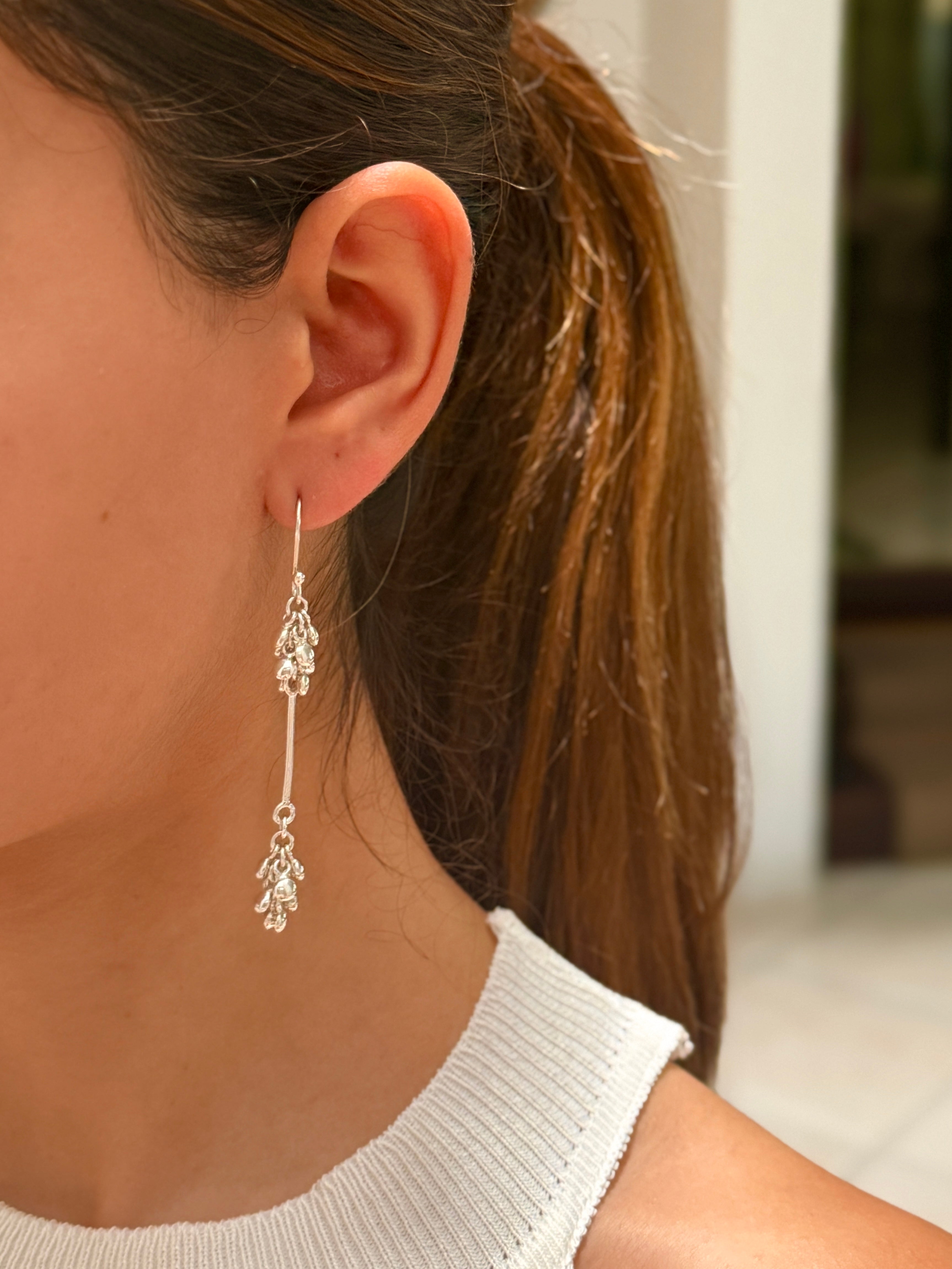 Aretes largos de bolitas