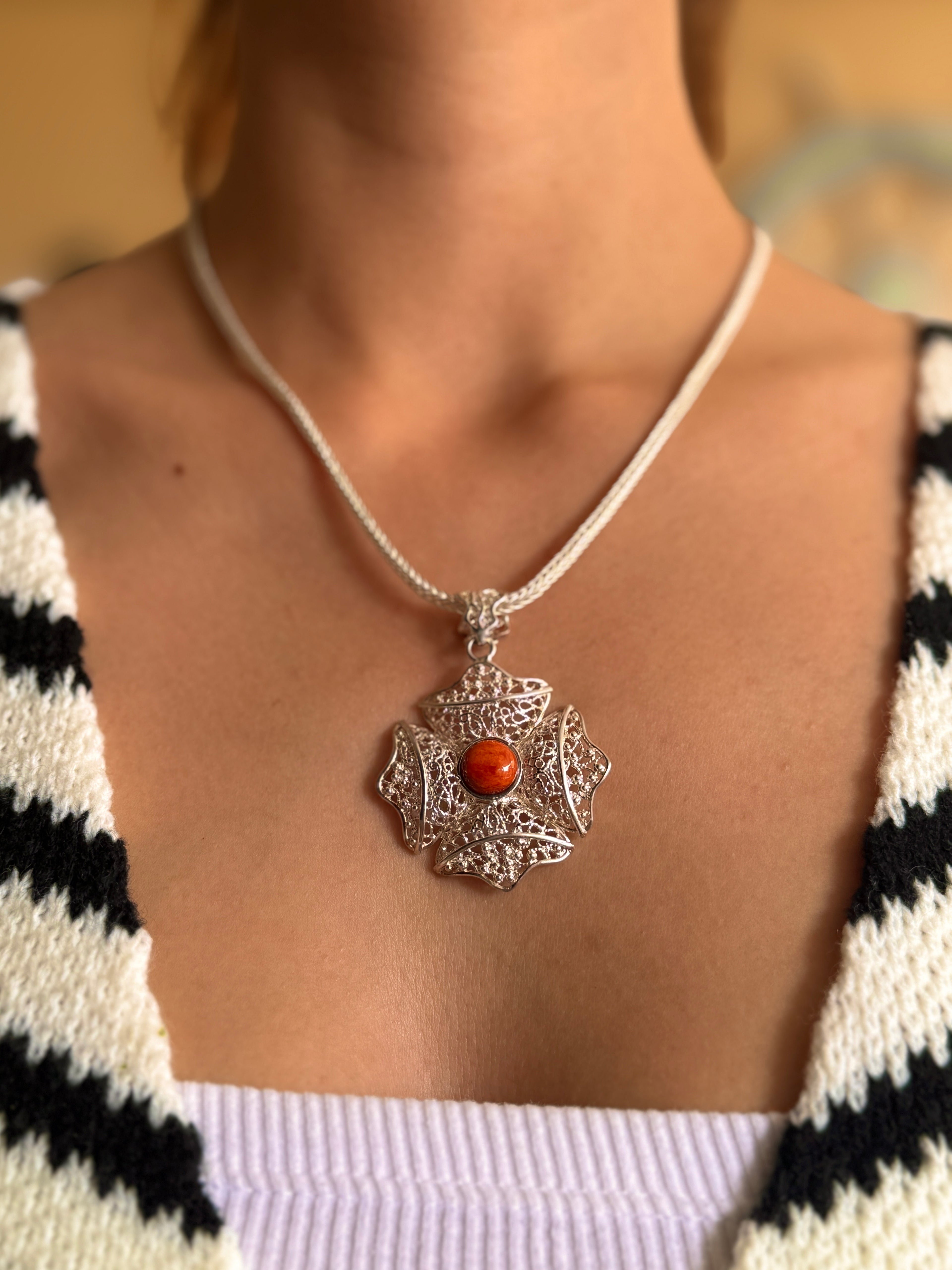 (049.30) Dije de Flor con Piedra Natural