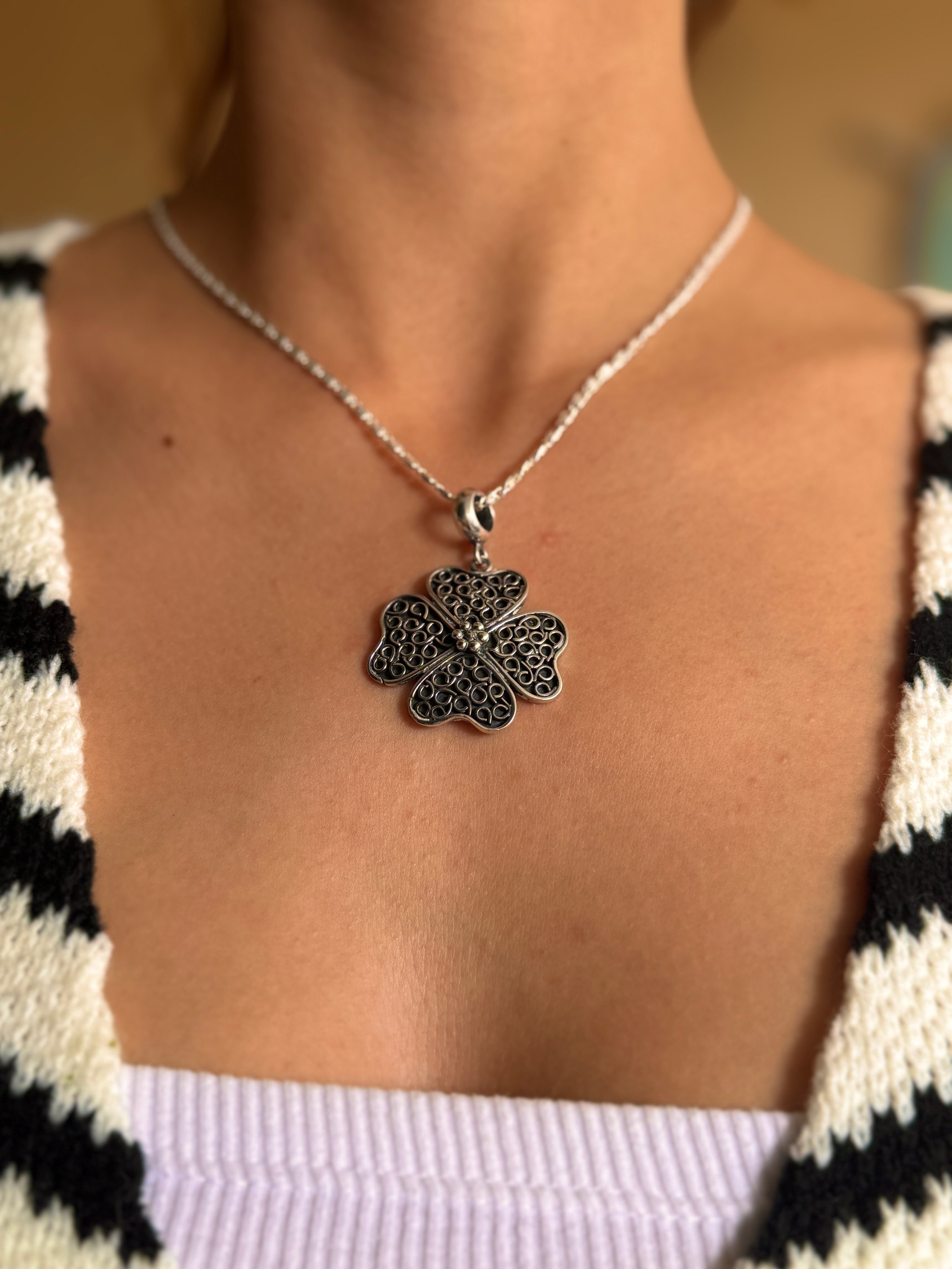 (04500-028) Dije de Flor Plata Envejecida