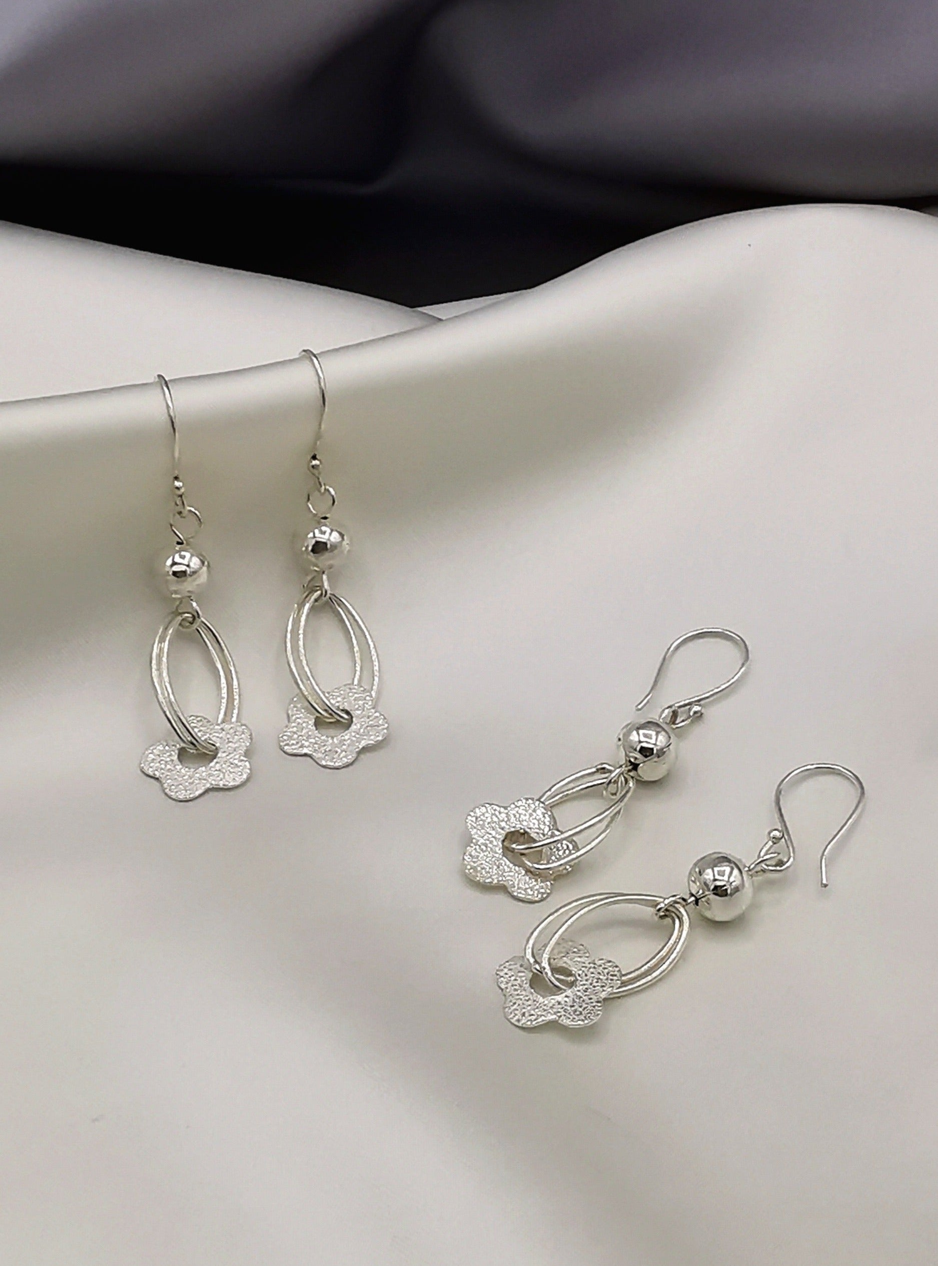 Aretes largos de plata brillante diseño  Flor labrada (15225-093)
