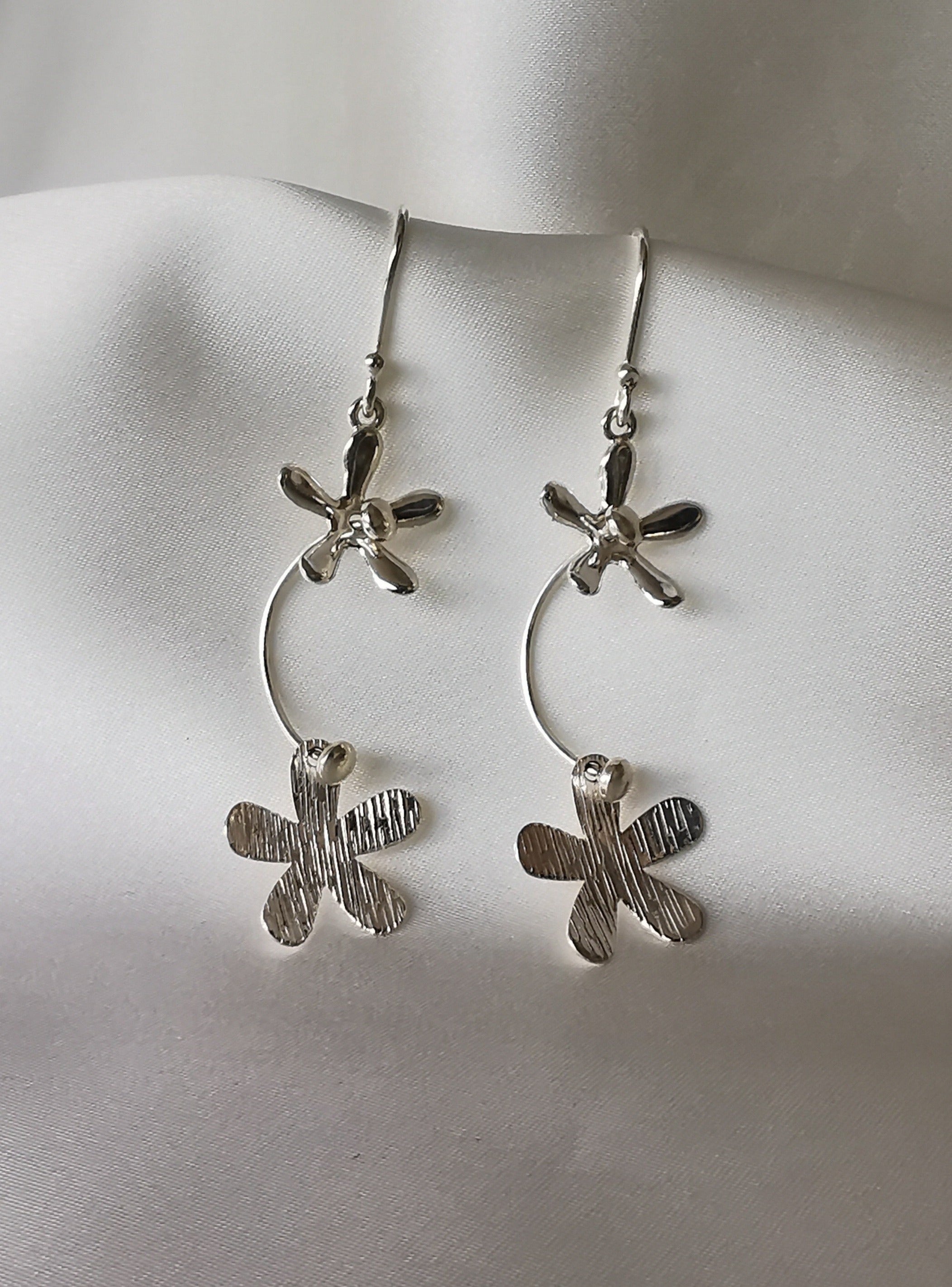 Aretes largos diseño de flores brillantes y labradas (15225-061)