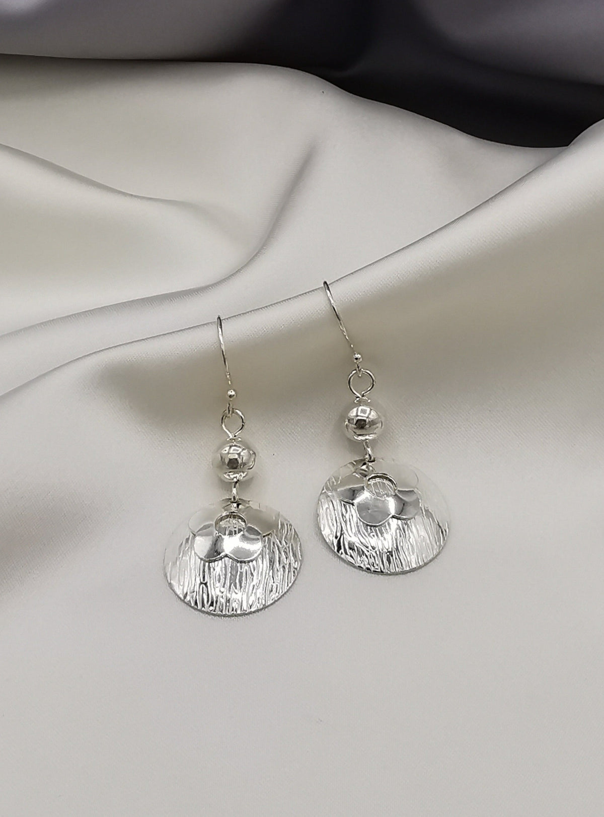 Aretes largos de plata diseño de Circulo labrado con Flor (15225-070)