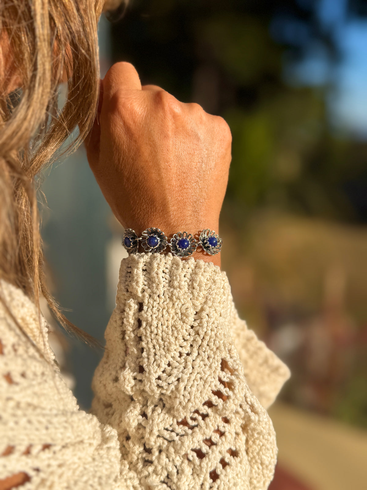 Pulsera de flores con piedra lapislázuli