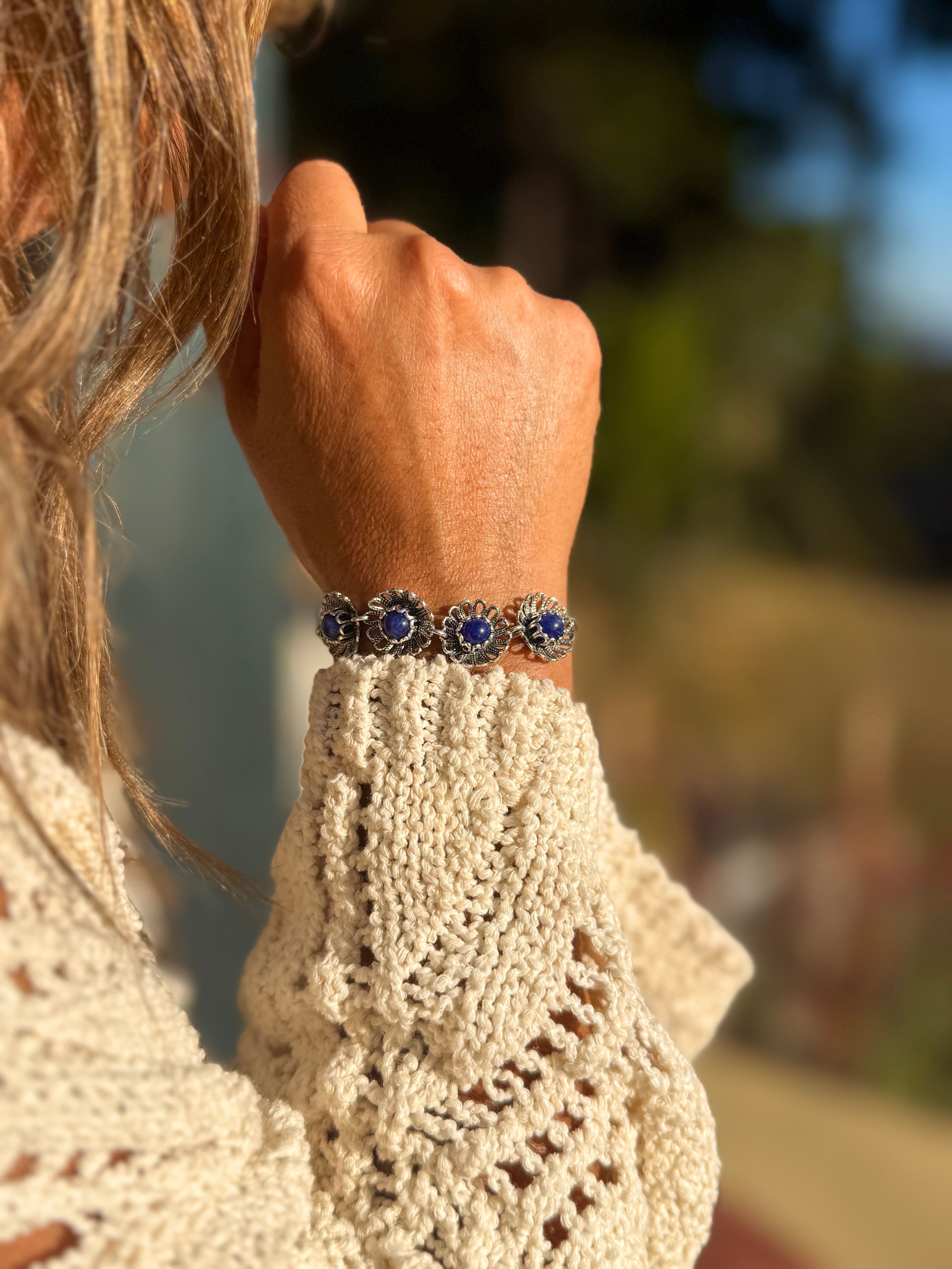 Pulsera de flores con piedra lapislázuli