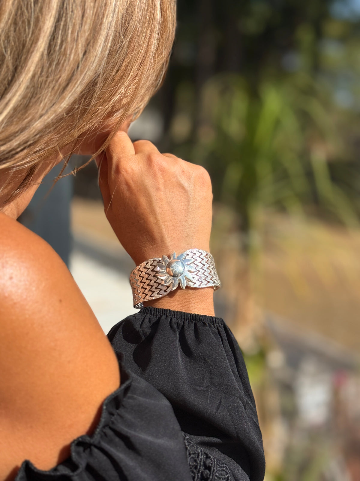 Pulsera de aro con dije Flor