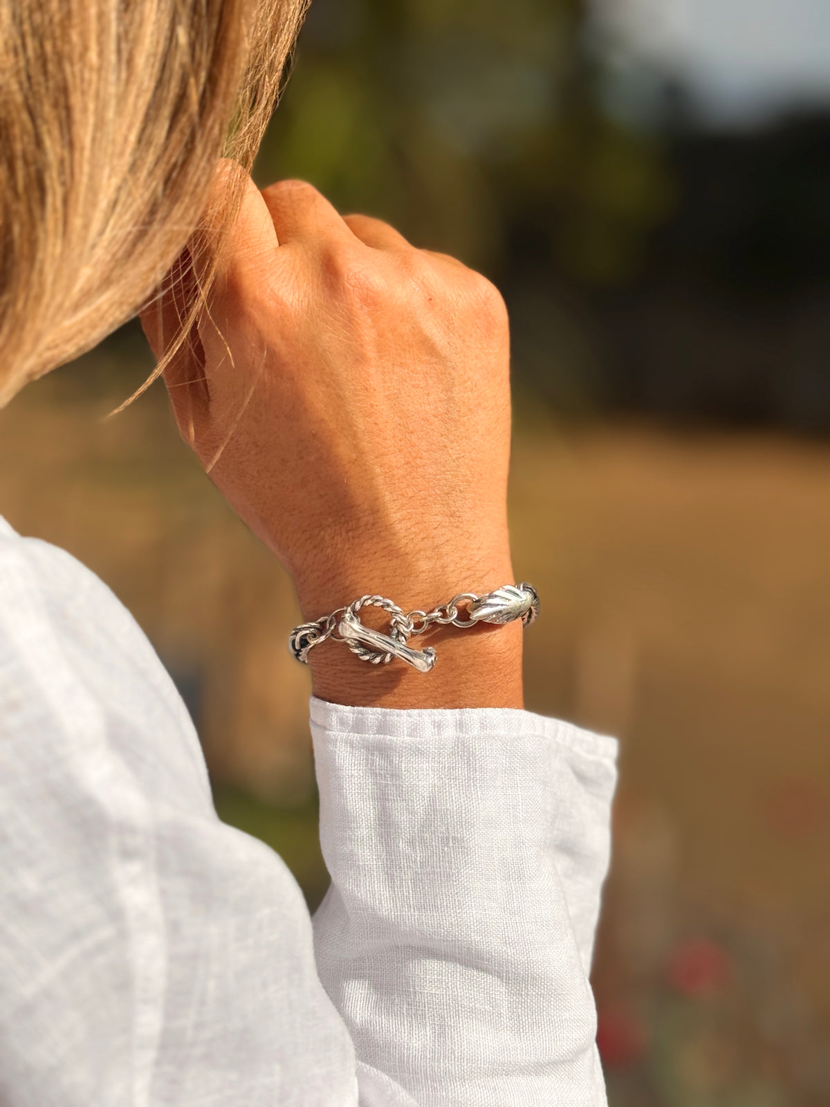 (171440-28.6) Pulsera gruesa con dije de broche