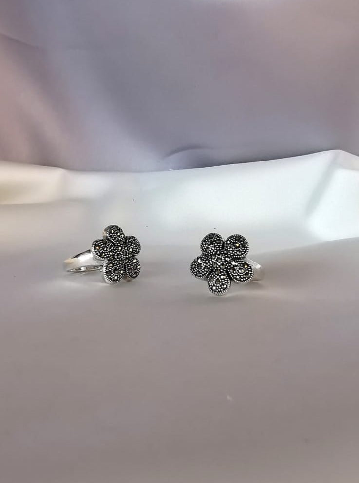 Anillo de flor con zirconias y acerinas (09475-179)