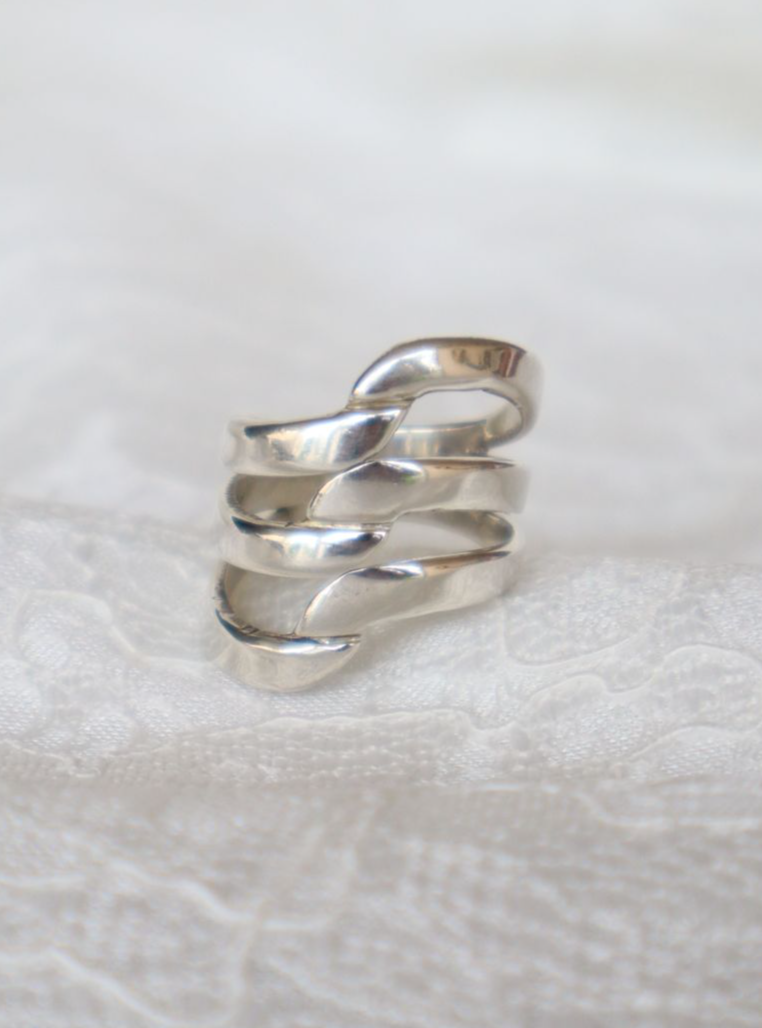 (01350-101) Anillo de plata bandas entrelazadas