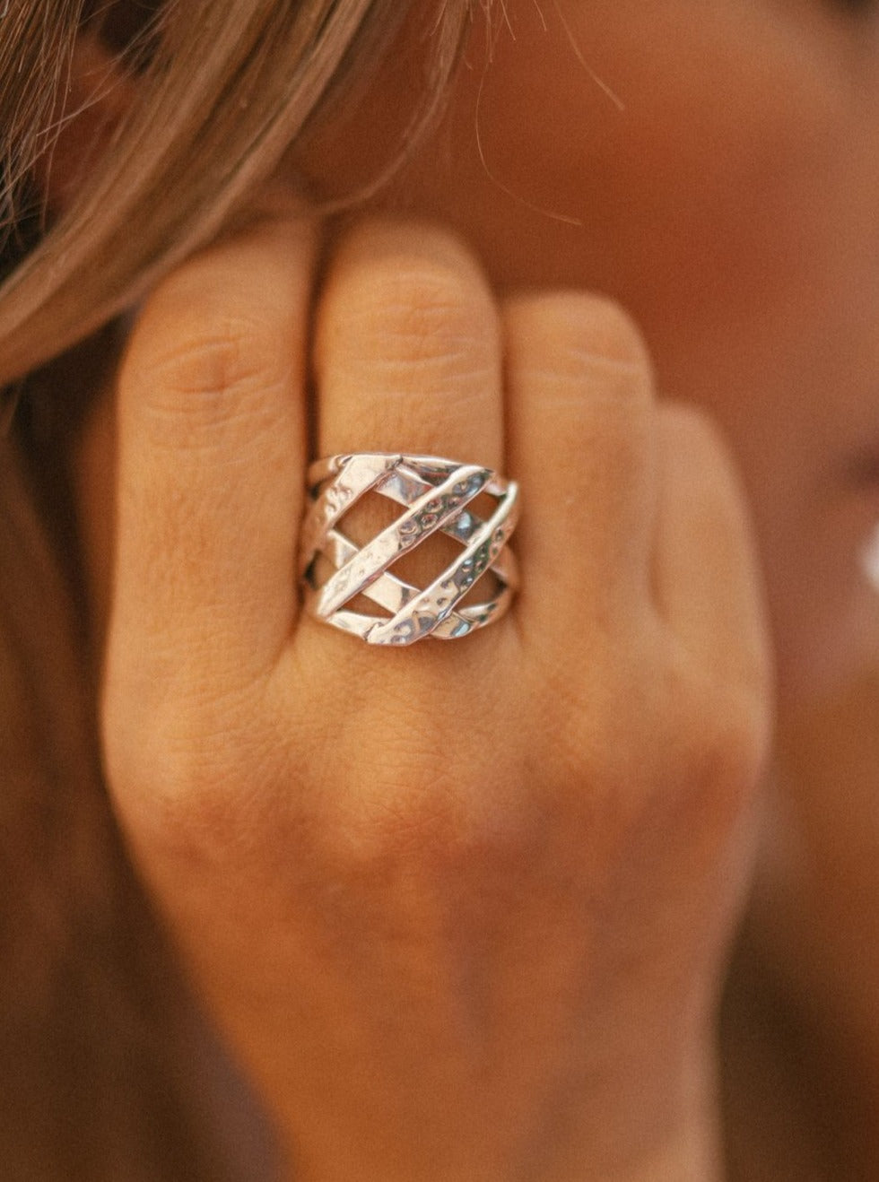 Anillo de plata diseño cintas cruzadas labradas (01350-524)