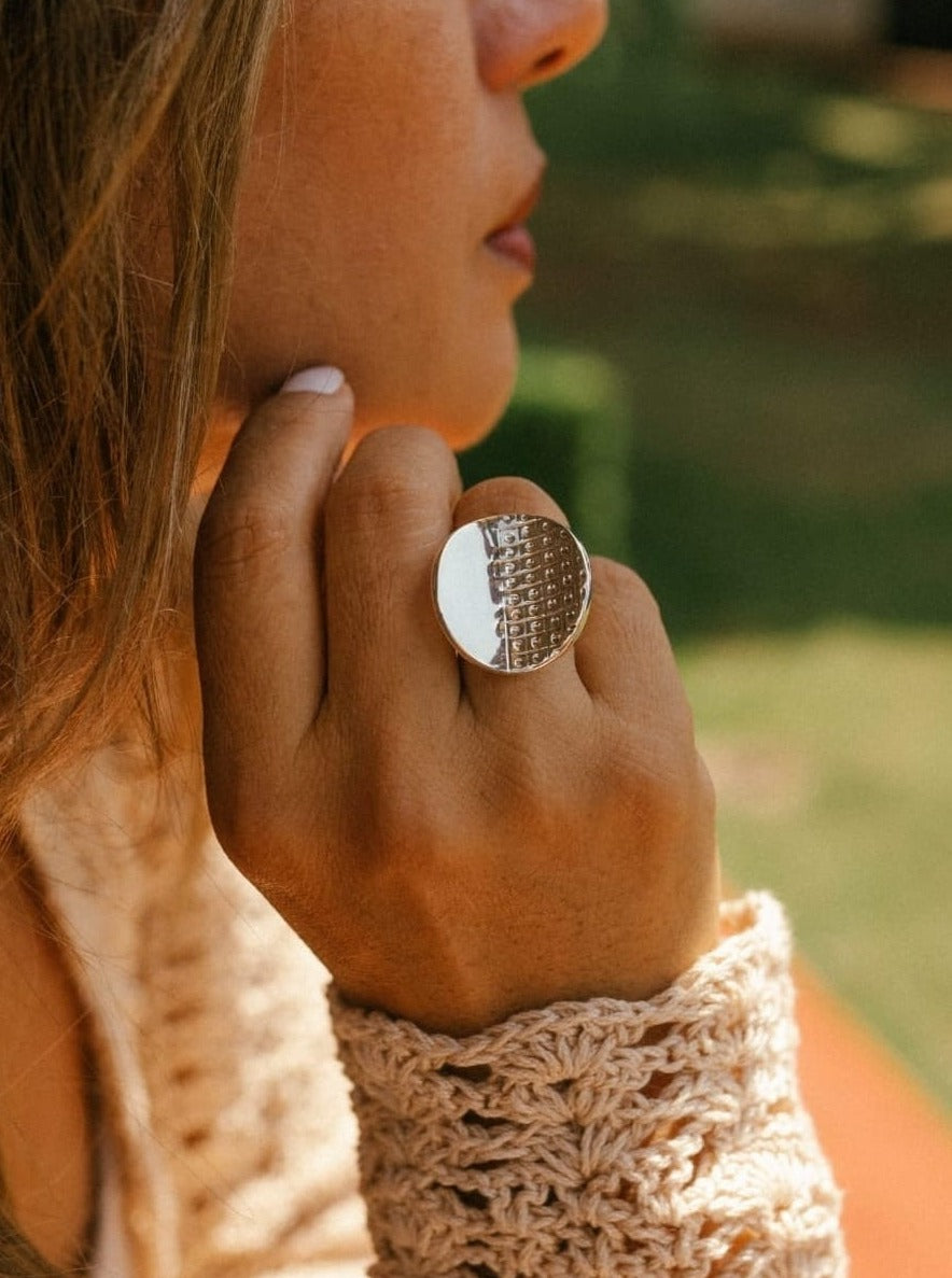(01425-146) Anillo de plata labrado