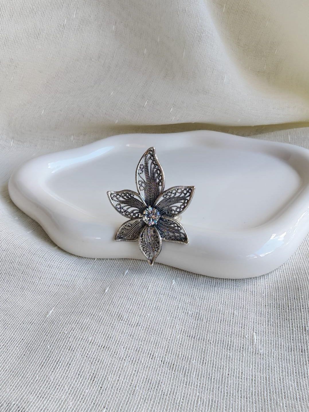 Anillo de Flor con Zircón