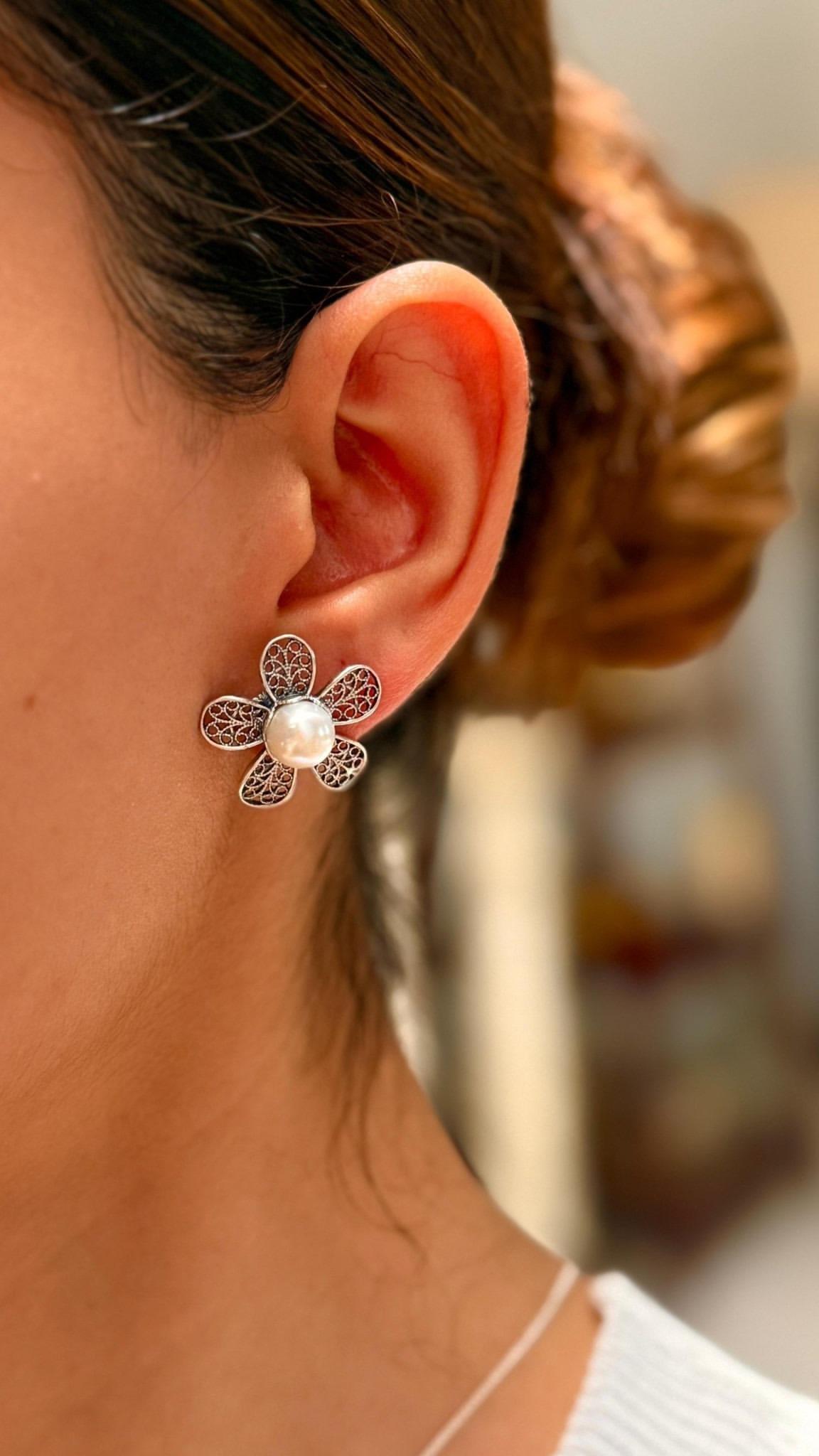 Aretes de flor con perla (02400)