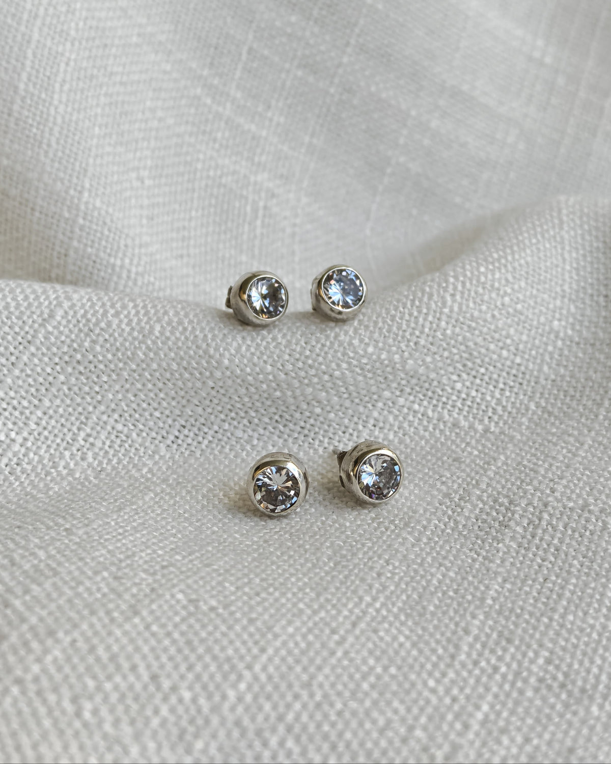 Aretes redondos con zirconias (02200)