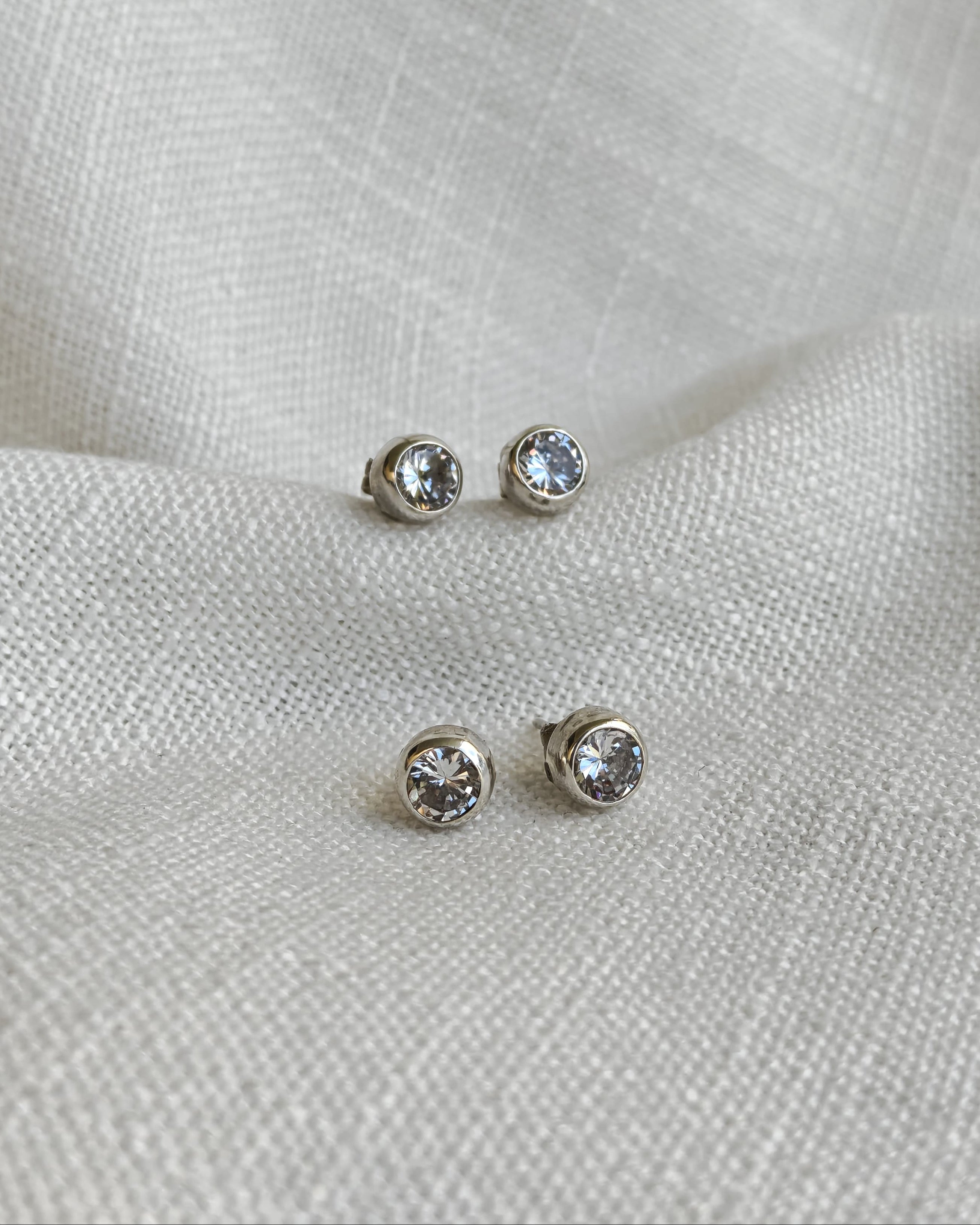 Aretes redondos con zirconias (02200)