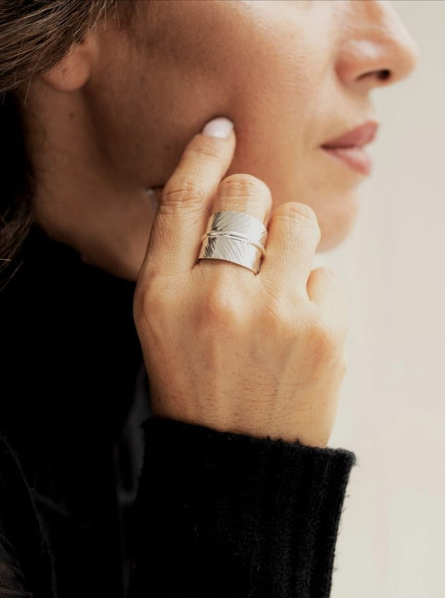 (01300-398) Anillo de plata labrado