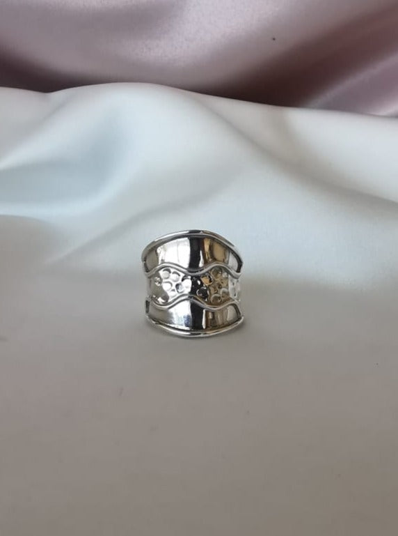 (01250-249) Anillo de plata con diseño labrado