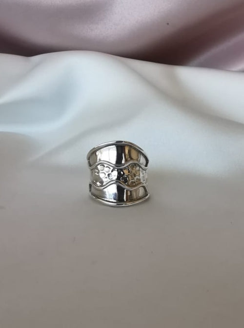 (01250-249) Anillo de plata con diseño labrado