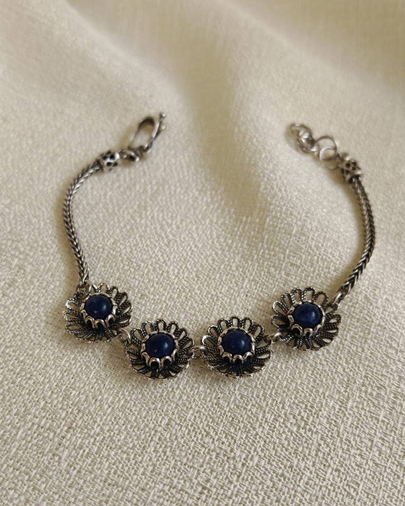 Pulsera de flores con piedra lapislázuli