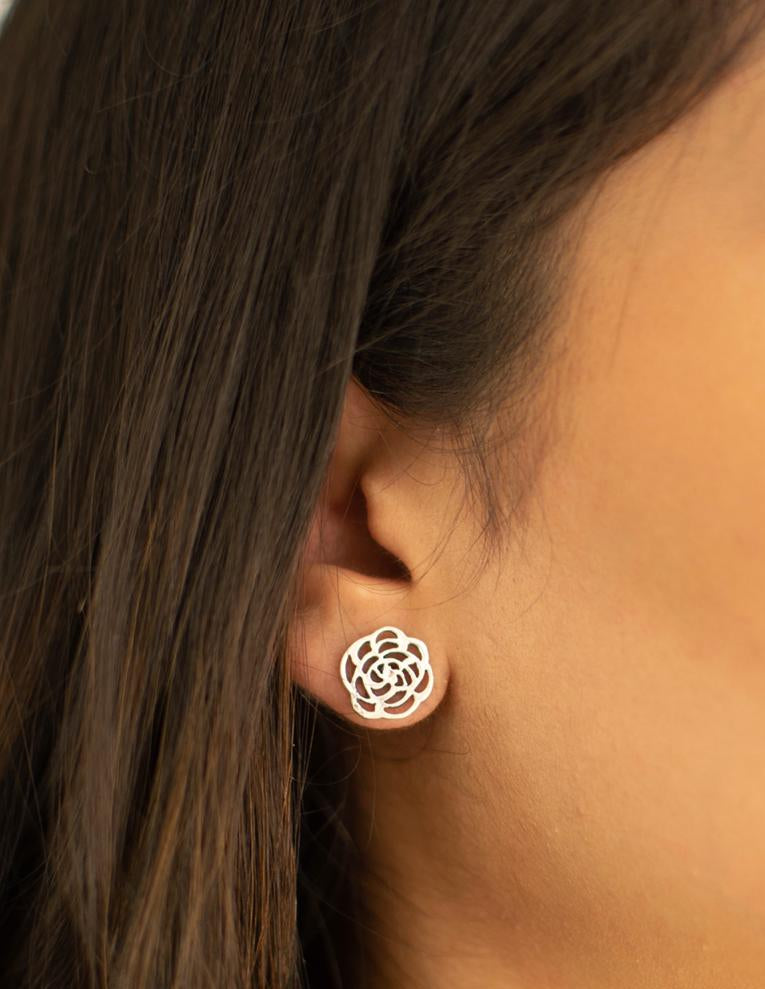 Arete de flor plata brillante (02175-020)