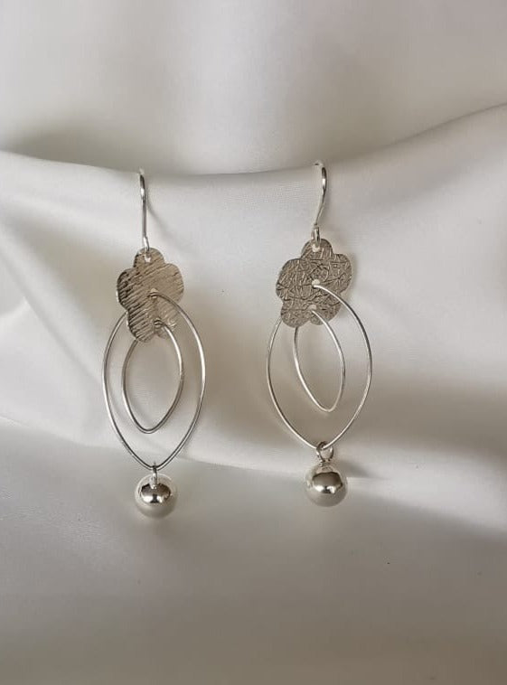 Aretes largos de plata brillante diseño de Flor labrada (15250-068)
