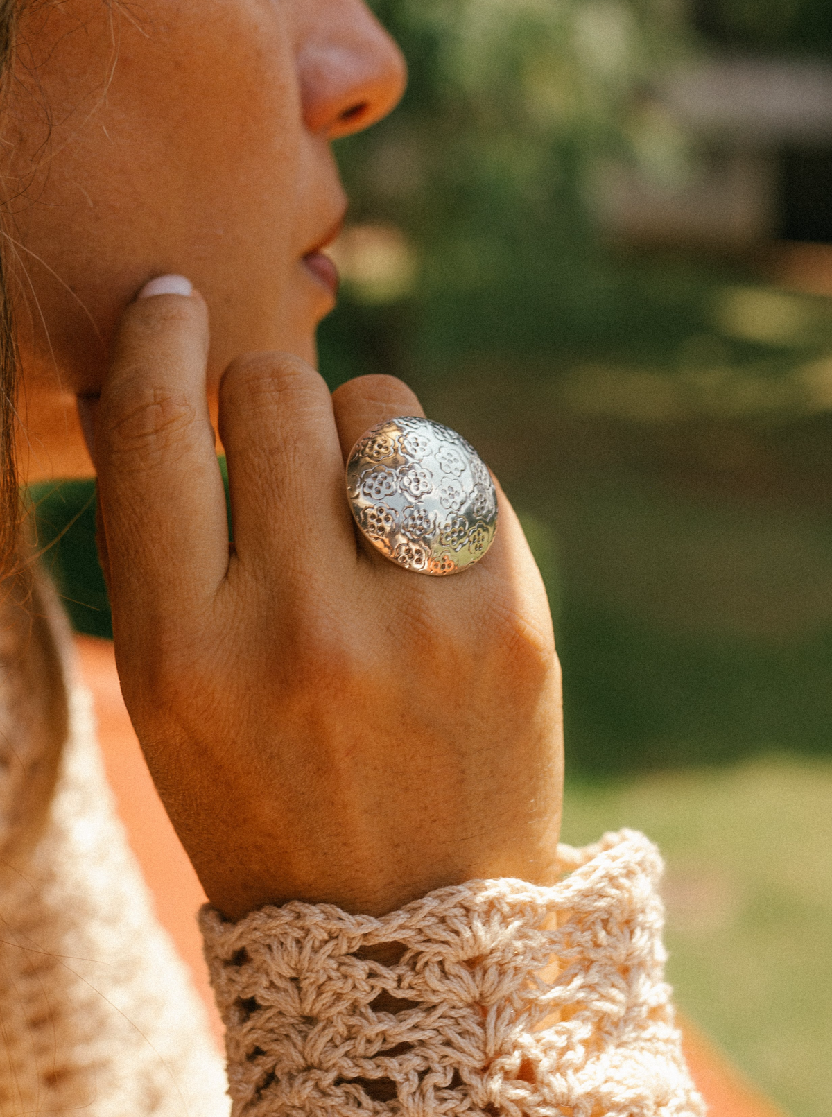 (01375-312) Anillo labrado de flores